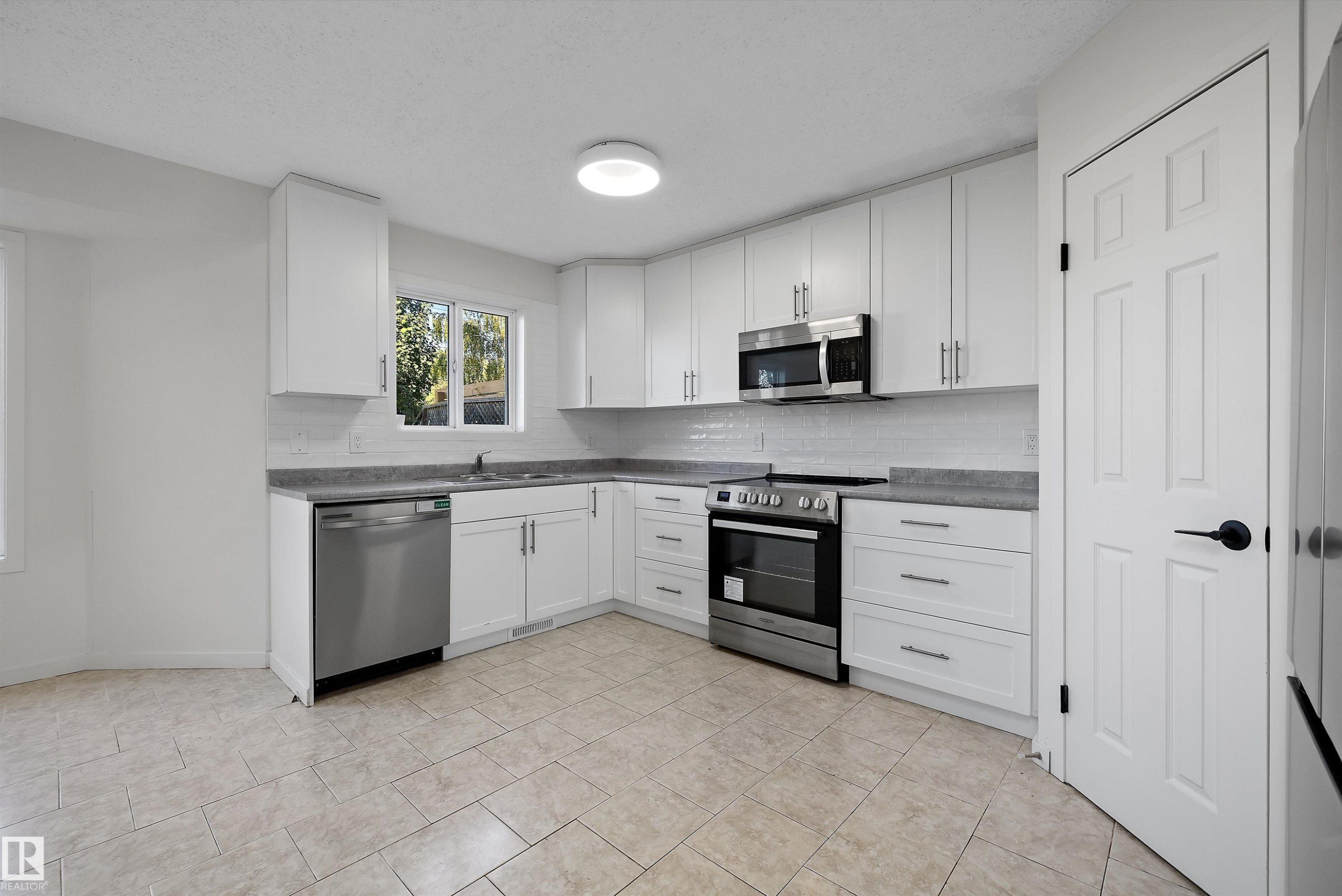 11822 47 Street Nw, Edmonton, AB