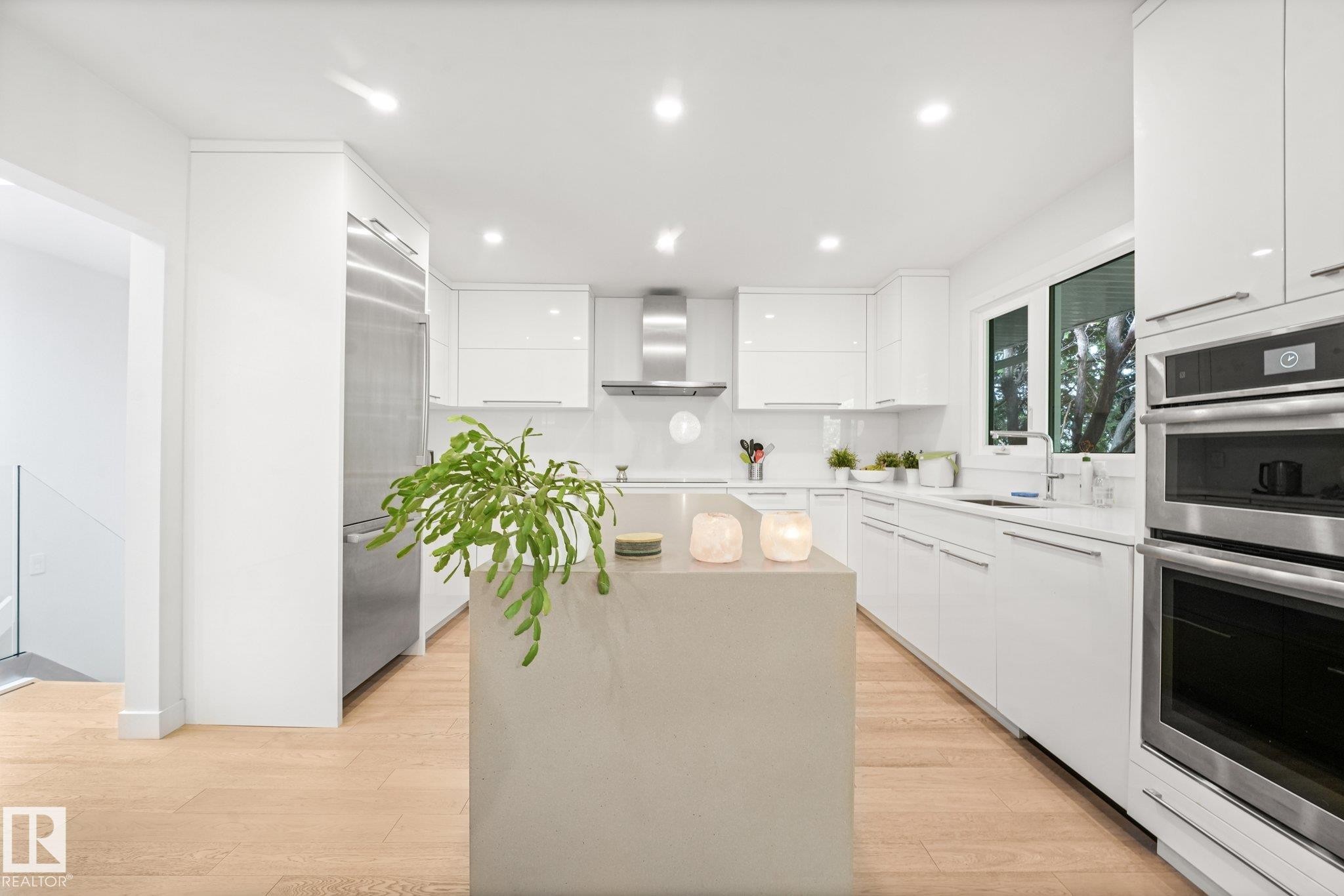 14128 98 Avenue Nw, Edmonton, AB - Indoor Photo Showing Kitchen