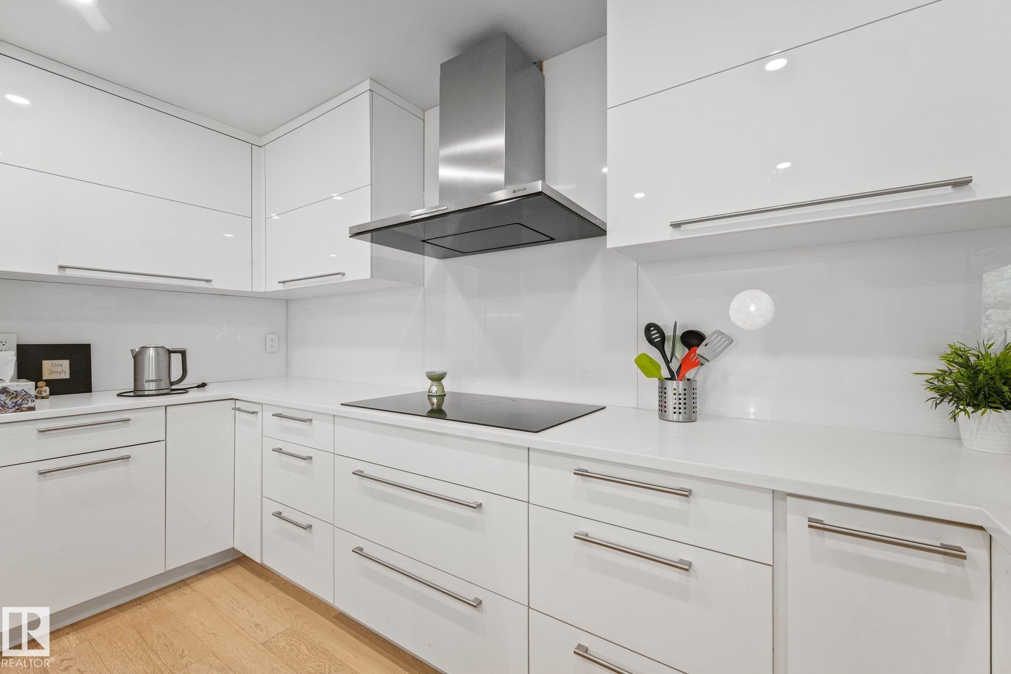 14128 98 Avenue Nw, Edmonton, AB - Indoor Photo Showing Kitchen