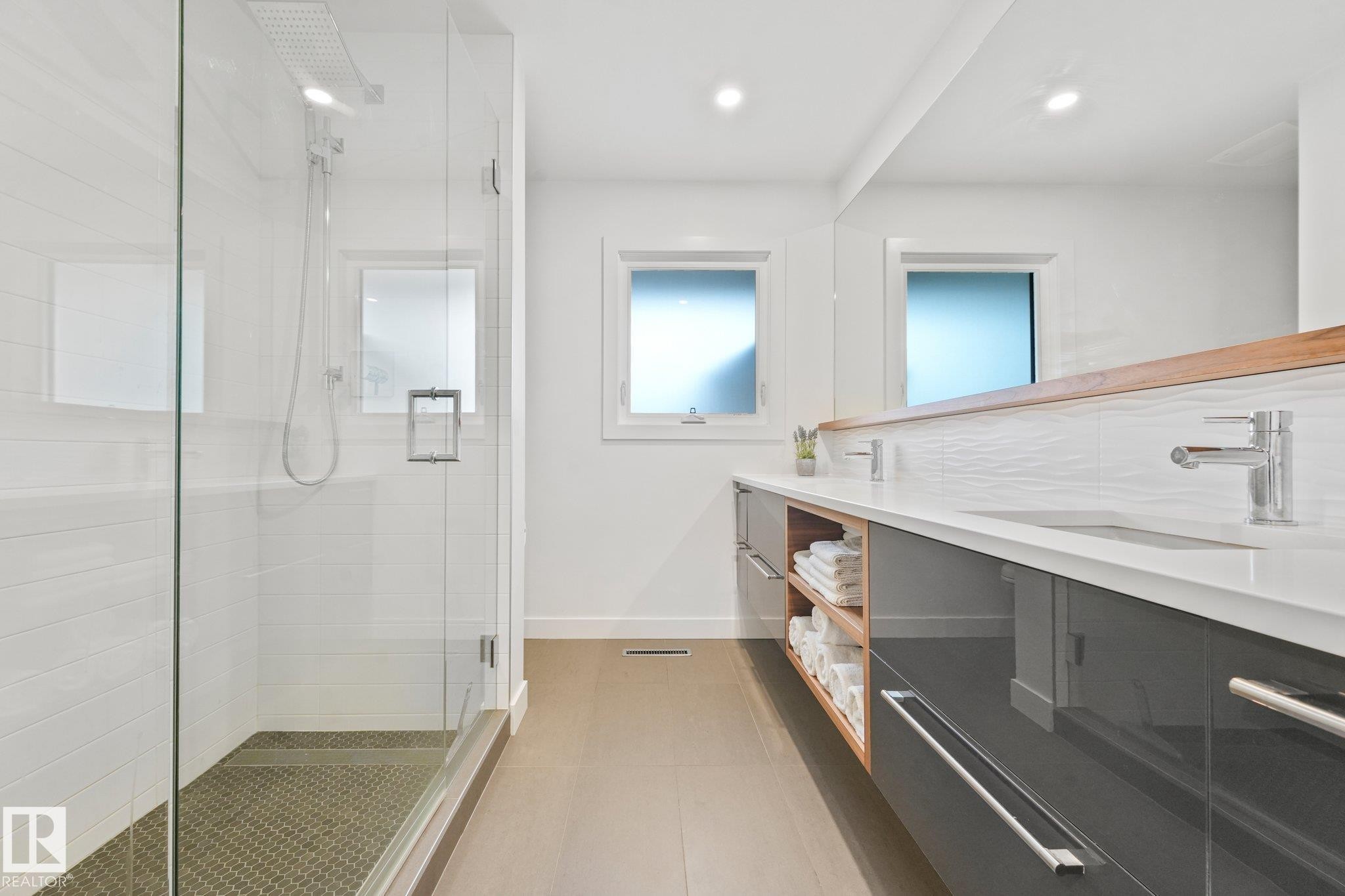 14128 98 Avenue Nw, Edmonton, AB - Indoor Photo Showing Bathroom