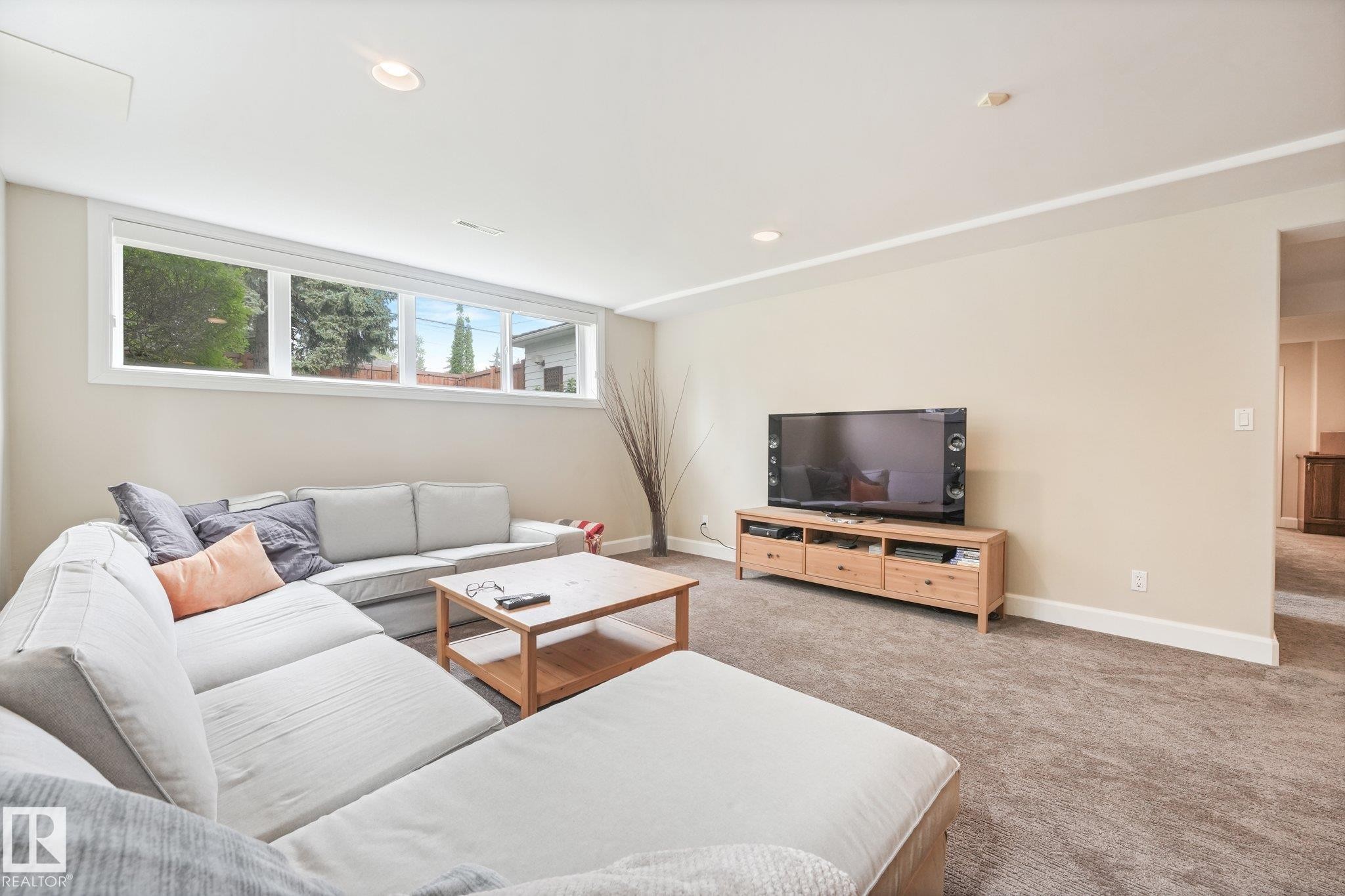 14128 98 Avenue Nw, Edmonton, AB - Indoor Photo Showing Living Room