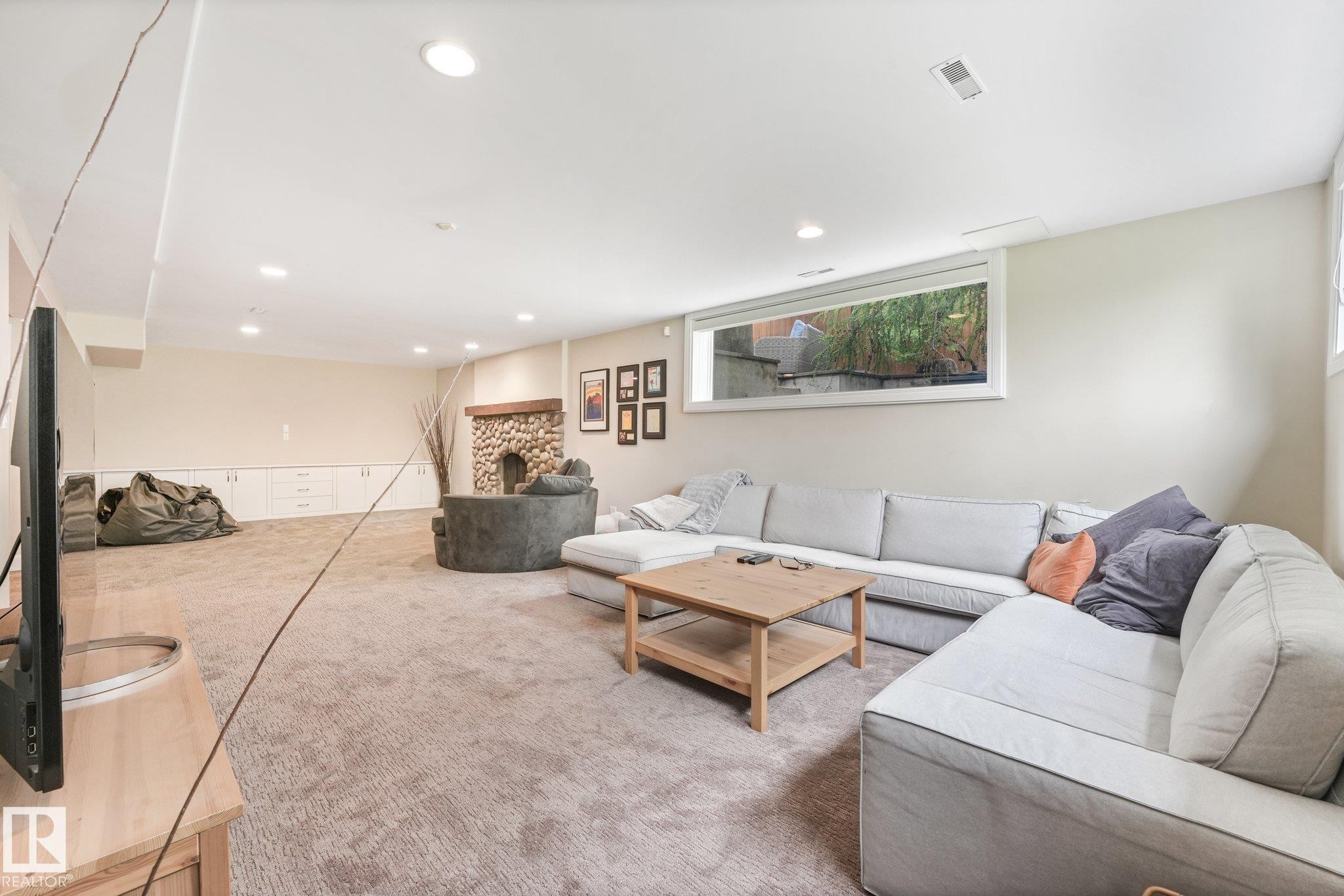 14128 98 Avenue Nw, Edmonton, AB - Indoor Photo Showing Living Room