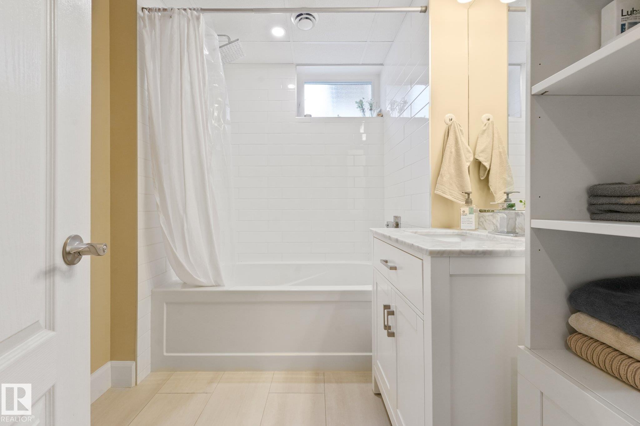 14128 98 Avenue Nw, Edmonton, AB - Indoor Photo Showing Bathroom