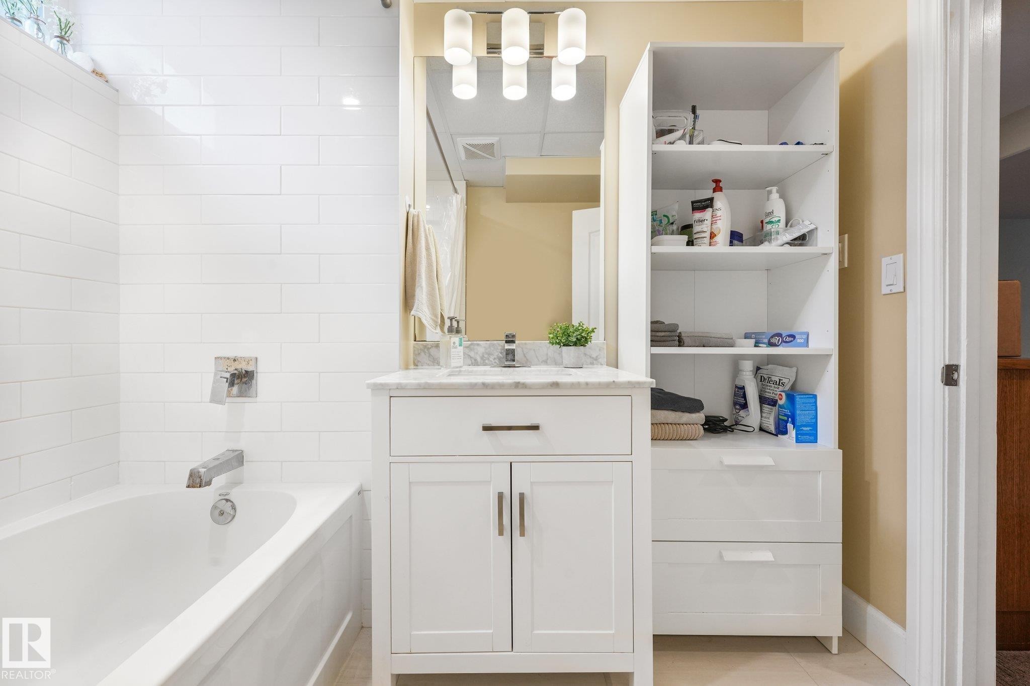 14128 98 Avenue Nw, Edmonton, AB - Indoor Photo Showing Bathroom