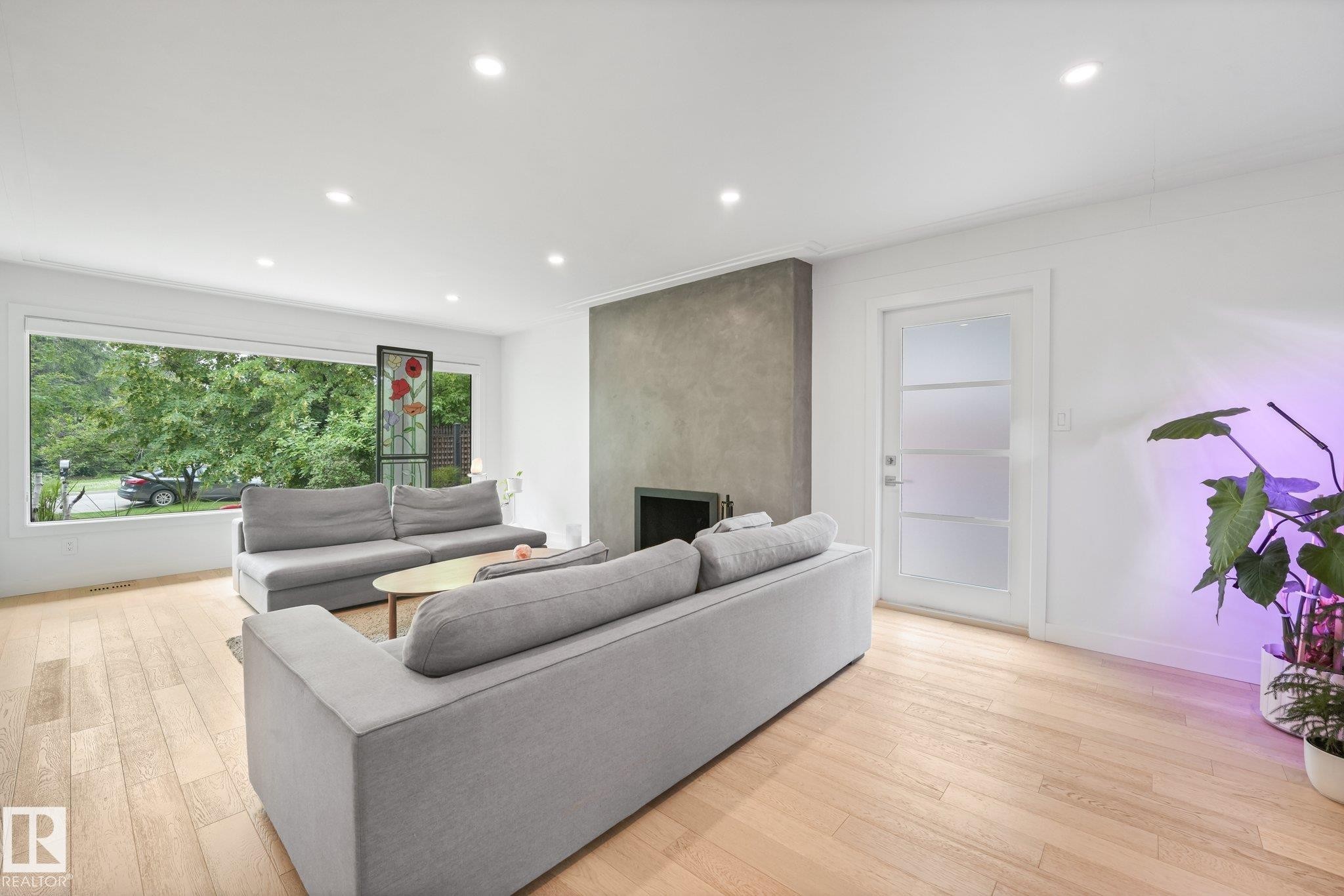 14128 98 Avenue Nw, Edmonton, AB - Indoor Photo Showing Living Room