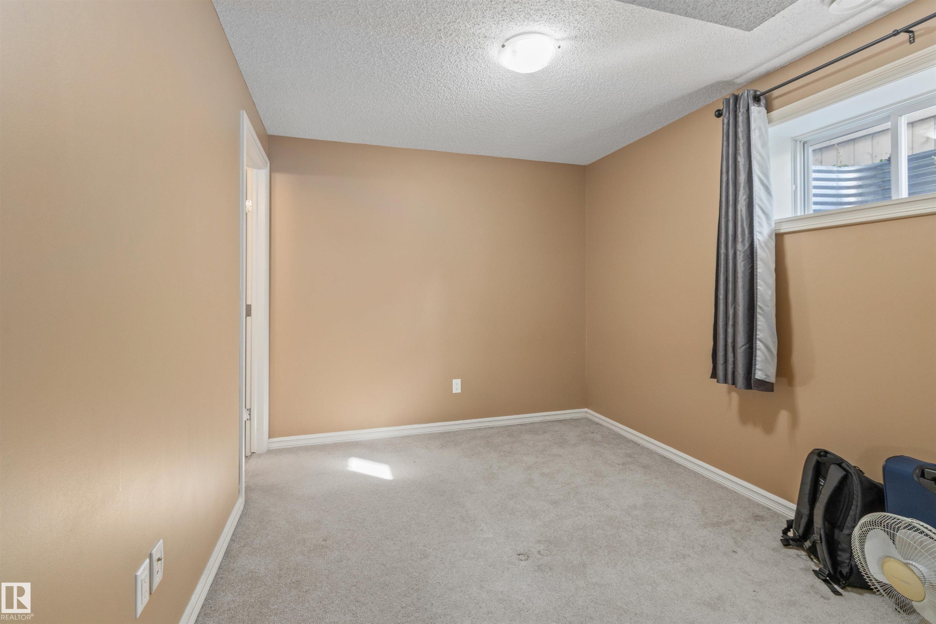 949 Valour Way Nw, Edmonton, AB