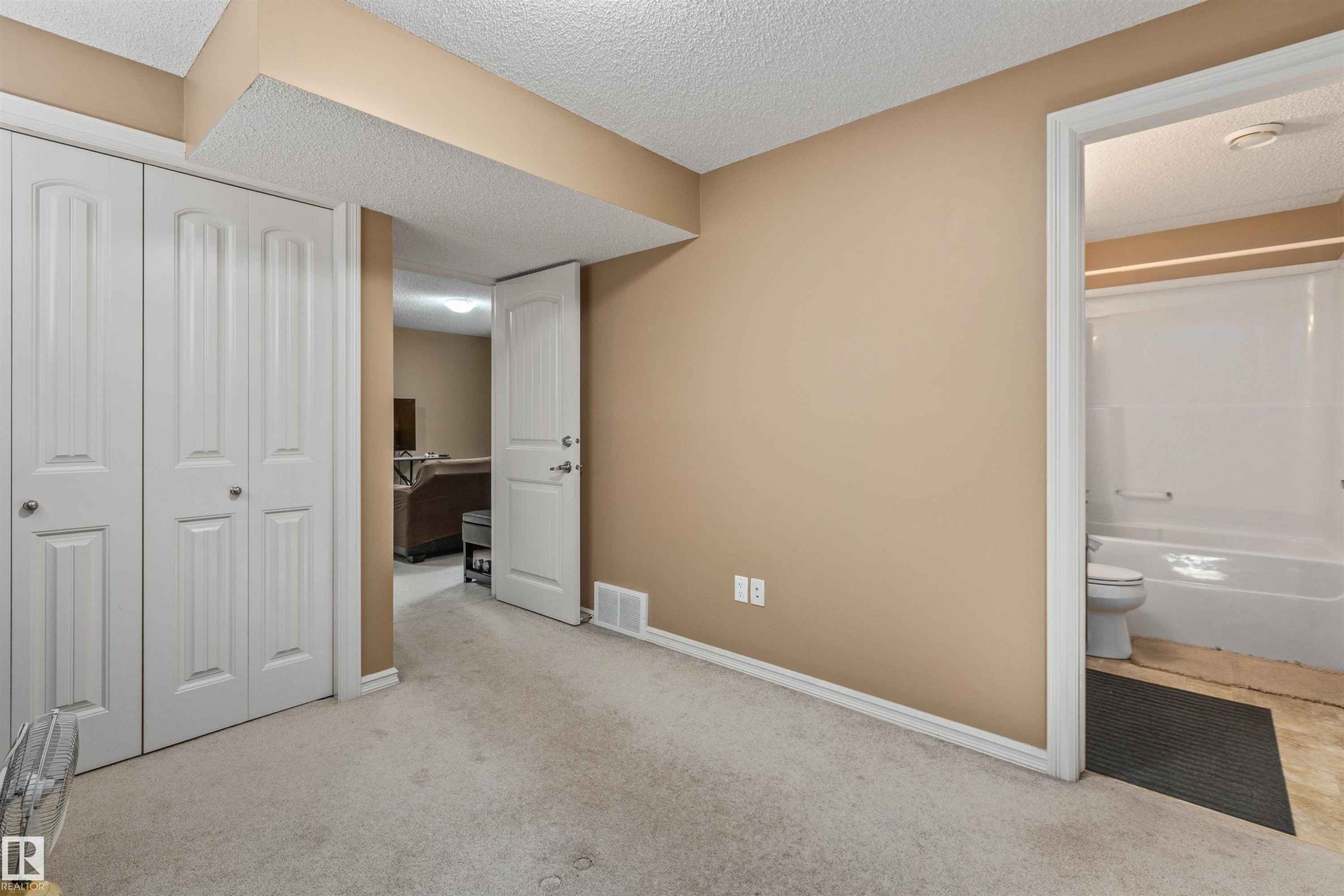 949 Valour Way Nw, Edmonton, AB