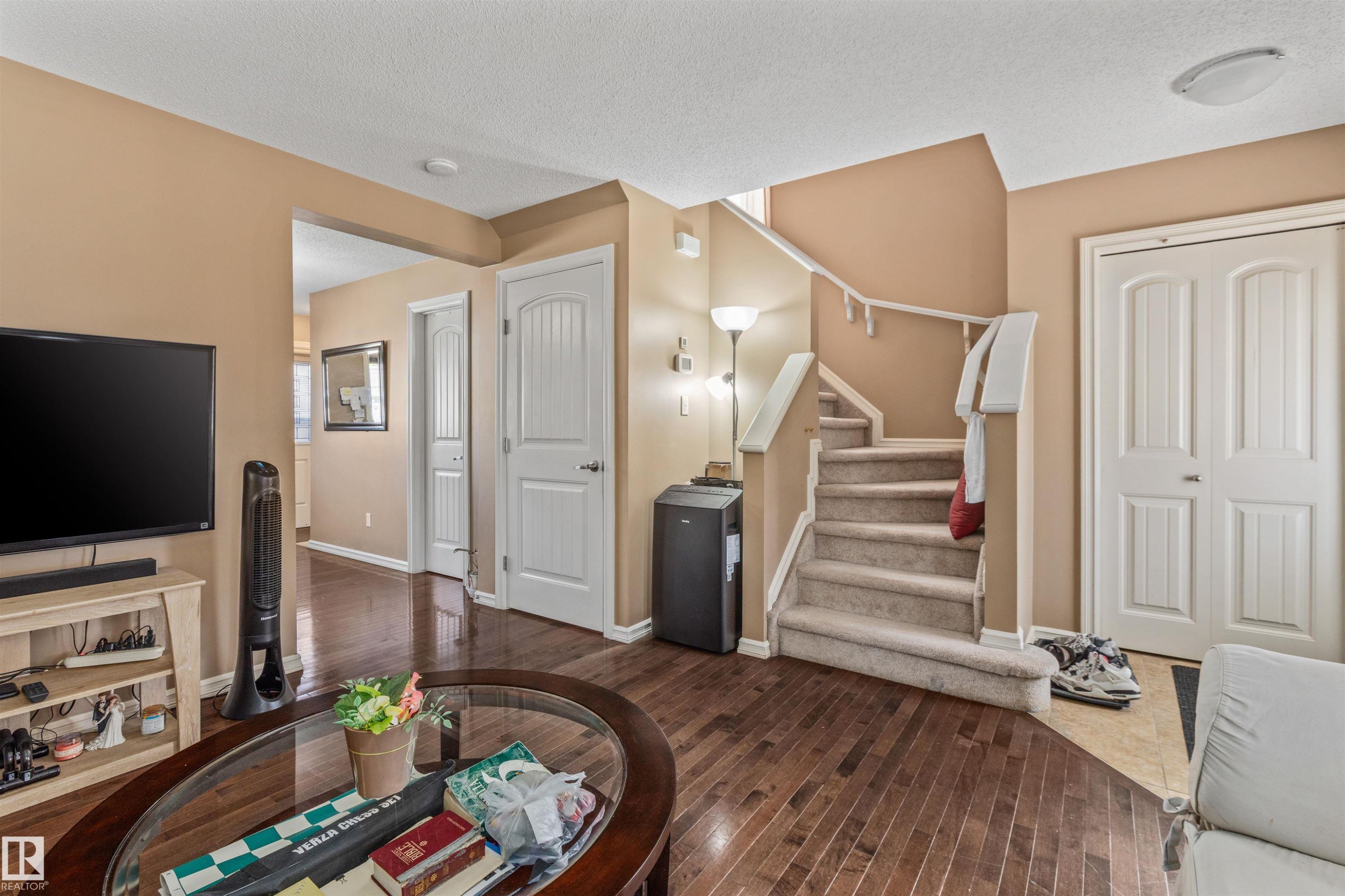 949 Valour Way Nw, Edmonton, AB