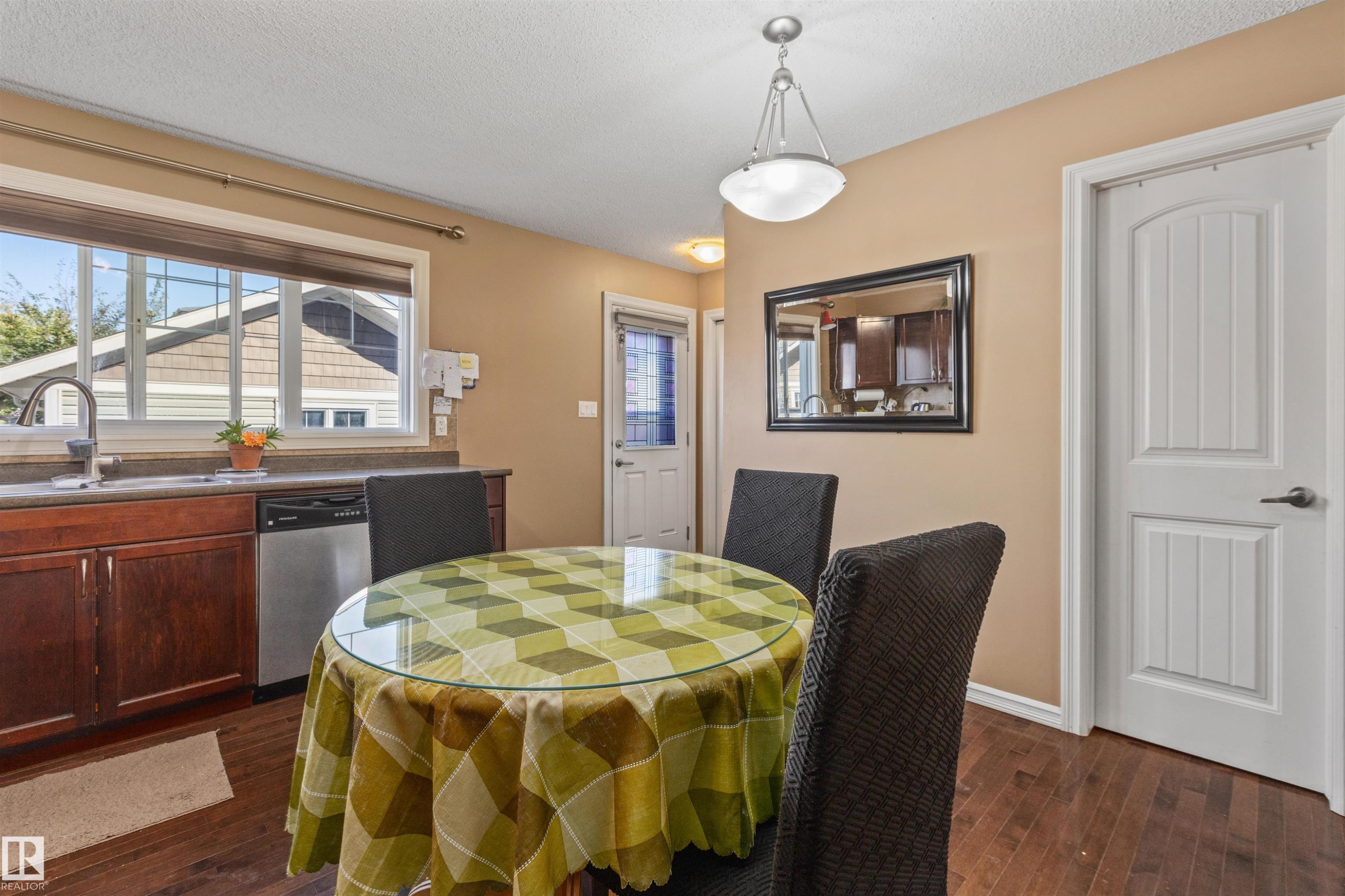 949 Valour Way Nw, Edmonton, AB