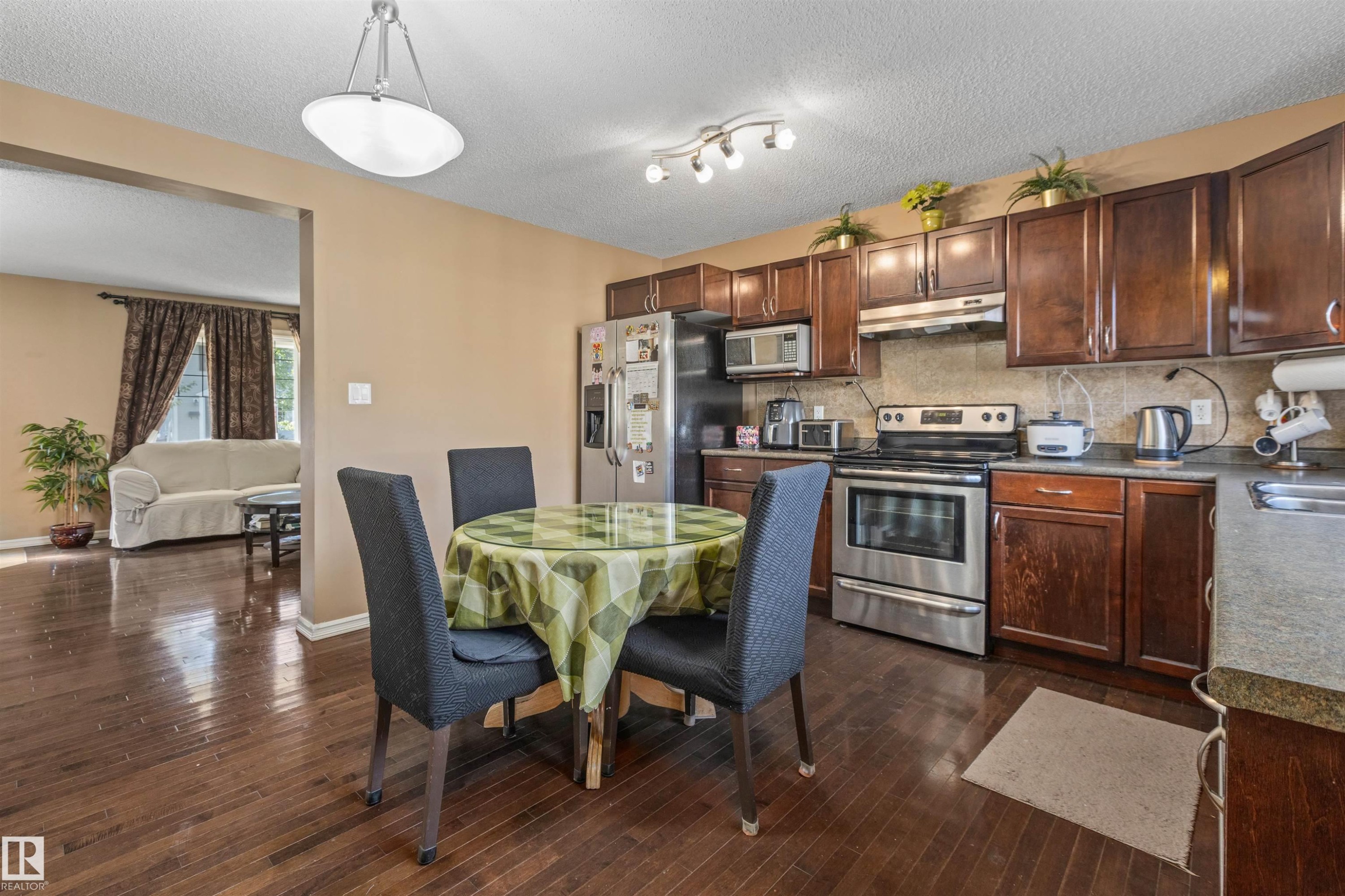 949 Valour Way Nw, Edmonton, AB