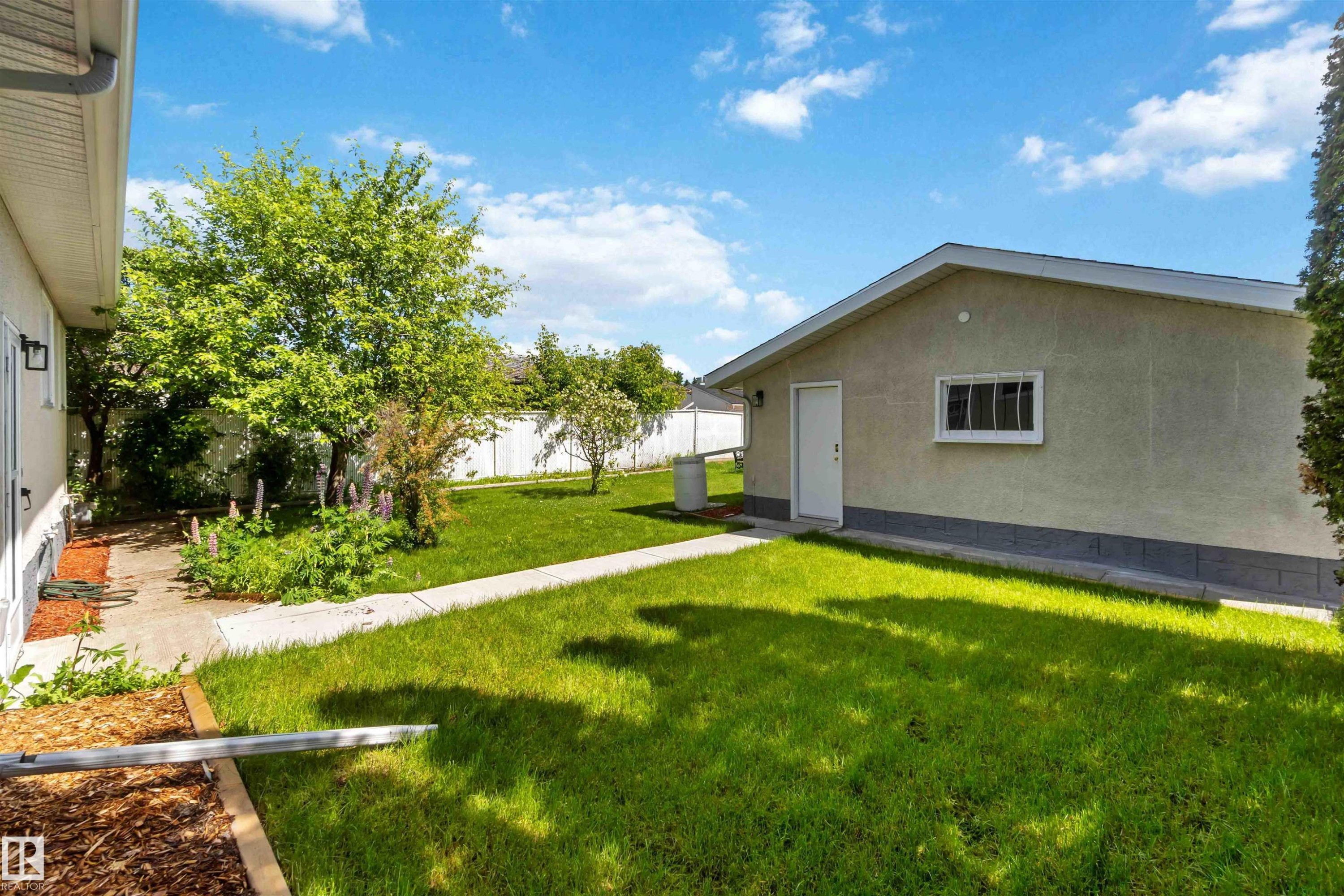 15015 95 Street Nw, Edmonton, AB
