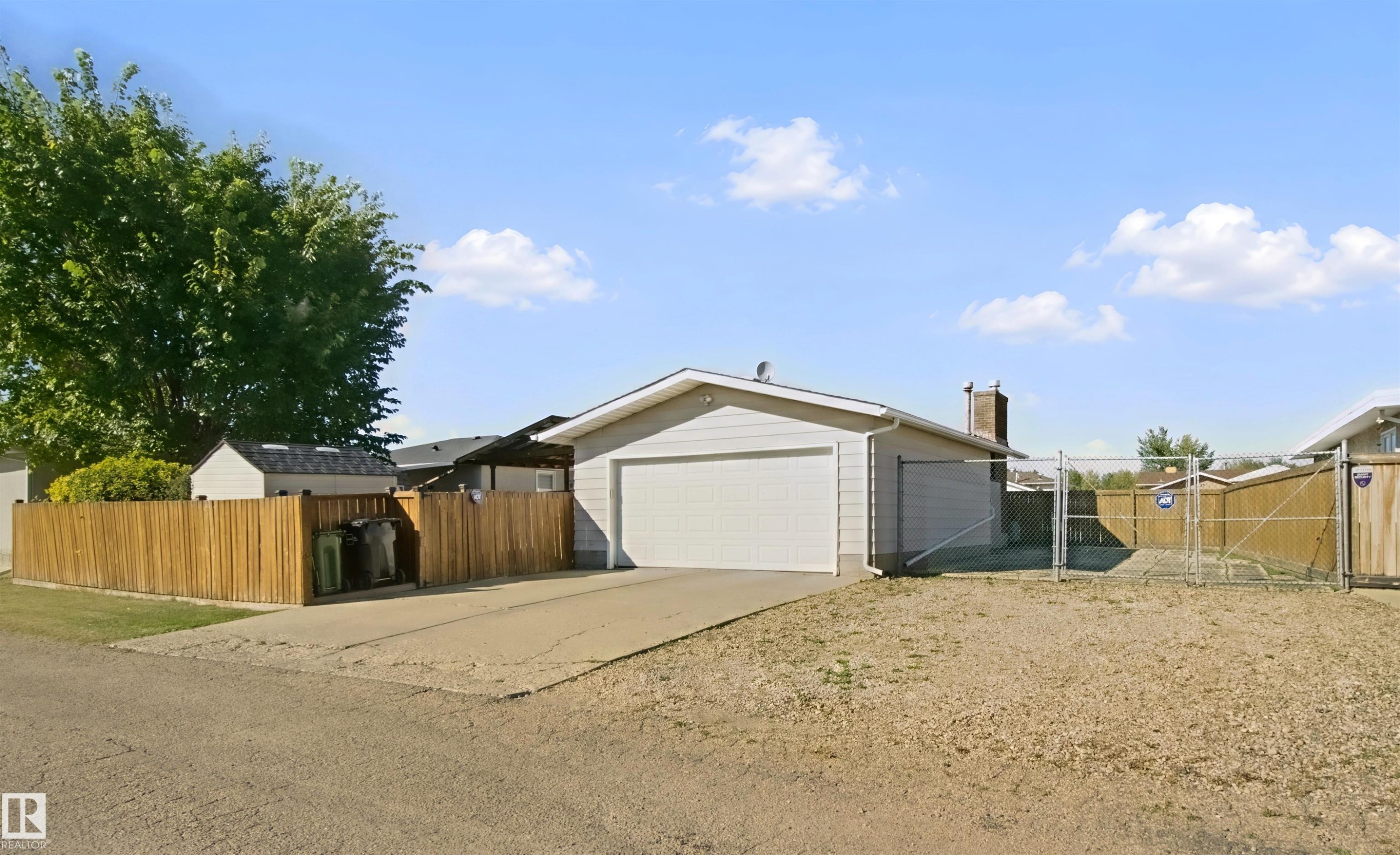 Showing the Utility Lot leased from the City with fenced parking area (approx 38'x18') - 11439 144 Avenue Nw, Edmonton, AB