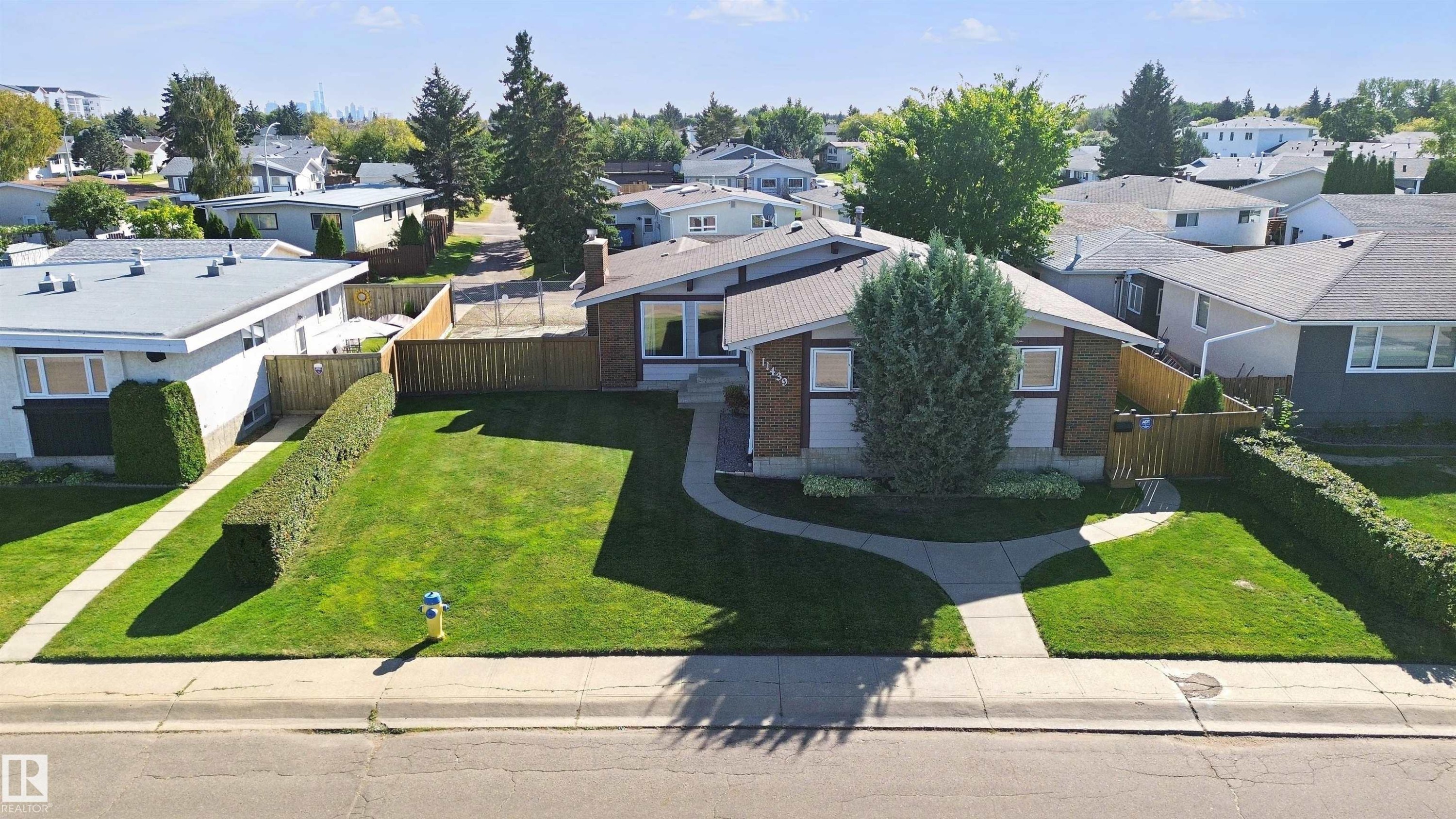 Shows the property including the Utility Lot approx 15' wide down the left/east side of the property. Area leased from the City. - 11439 144 Avenue Nw, Edmonton, AB