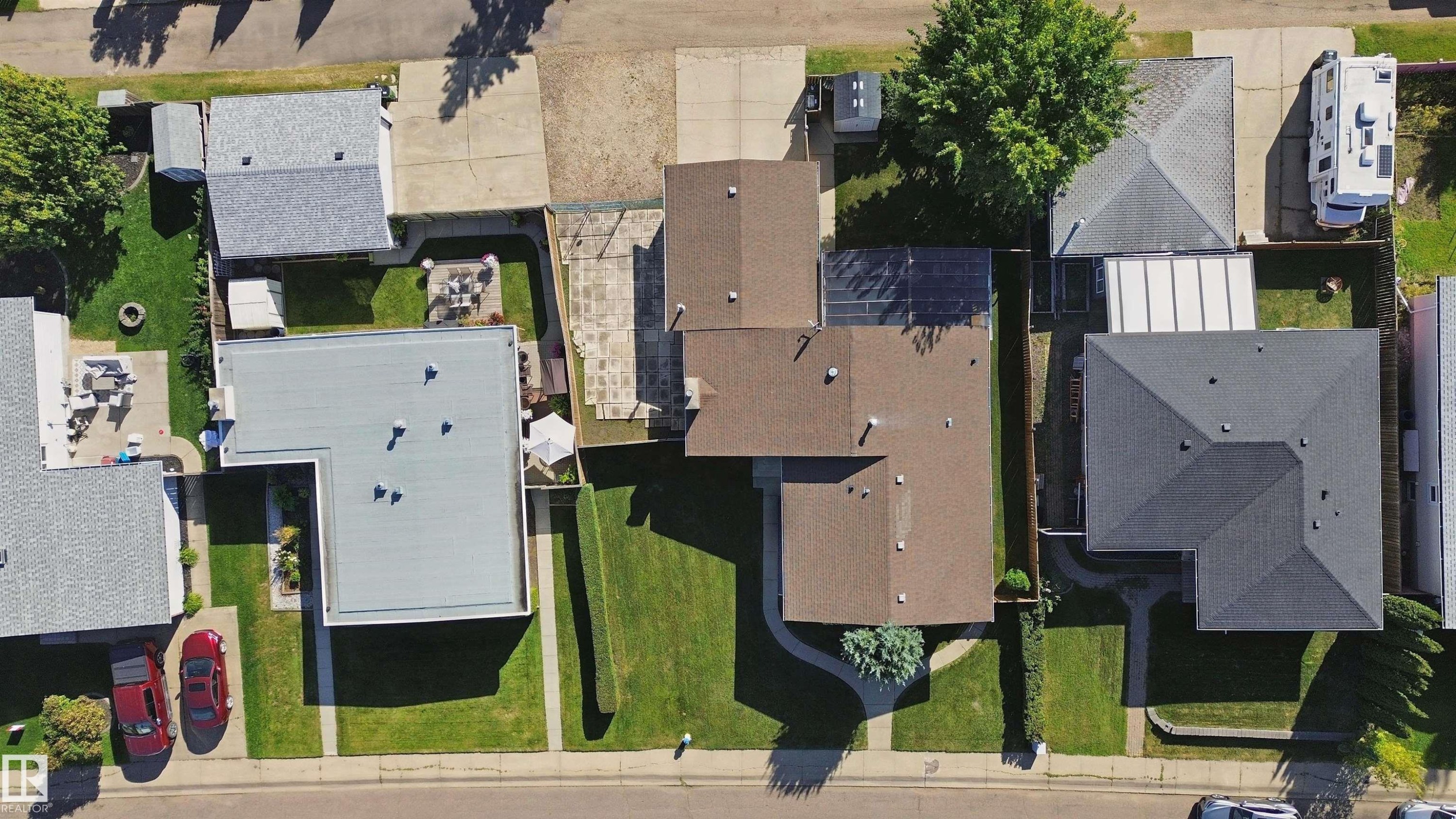 Shows the property including the Utility Lot approx 15' wide down the left/east side of the property. Area leased from the City. - 11439 144 Avenue Nw, Edmonton, AB