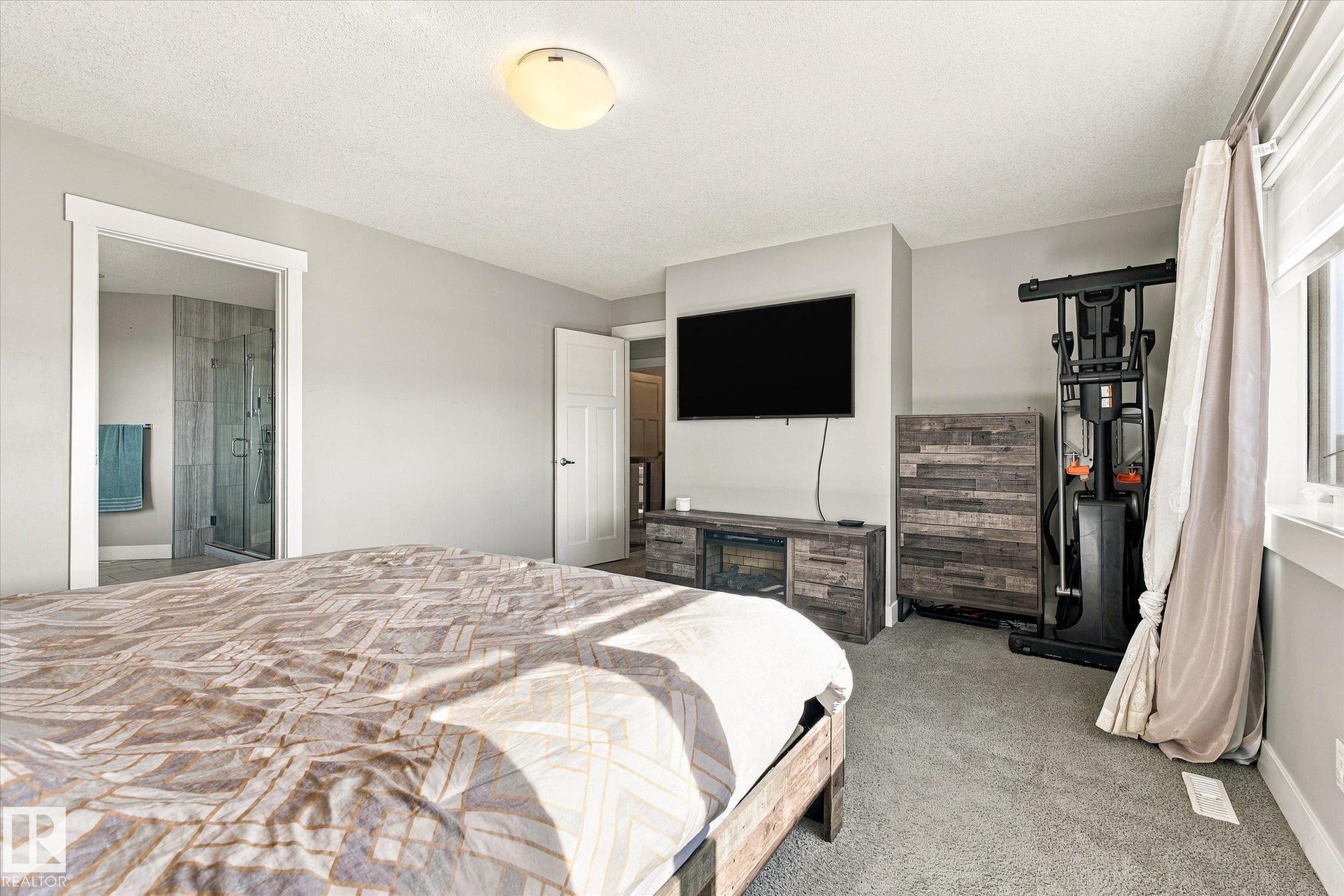 Carpeted room with light gray walls, a flush-mount ceiling light, and white trim - 2011 Genesis Lane, Stony Plain, AB