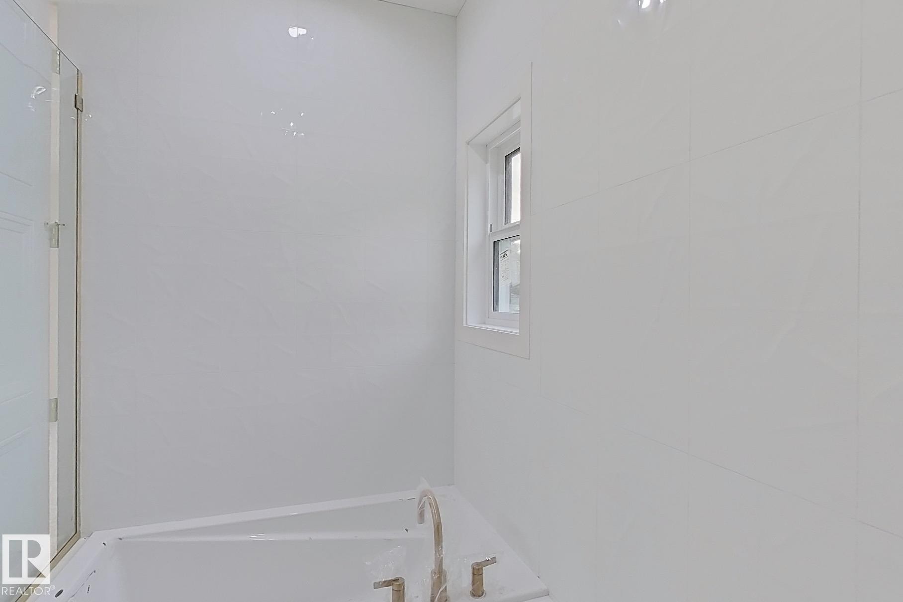 Image quality insufficient for description - 9216 91 Street Nw, Edmonton, AB - Indoor Photo Showing Bathroom