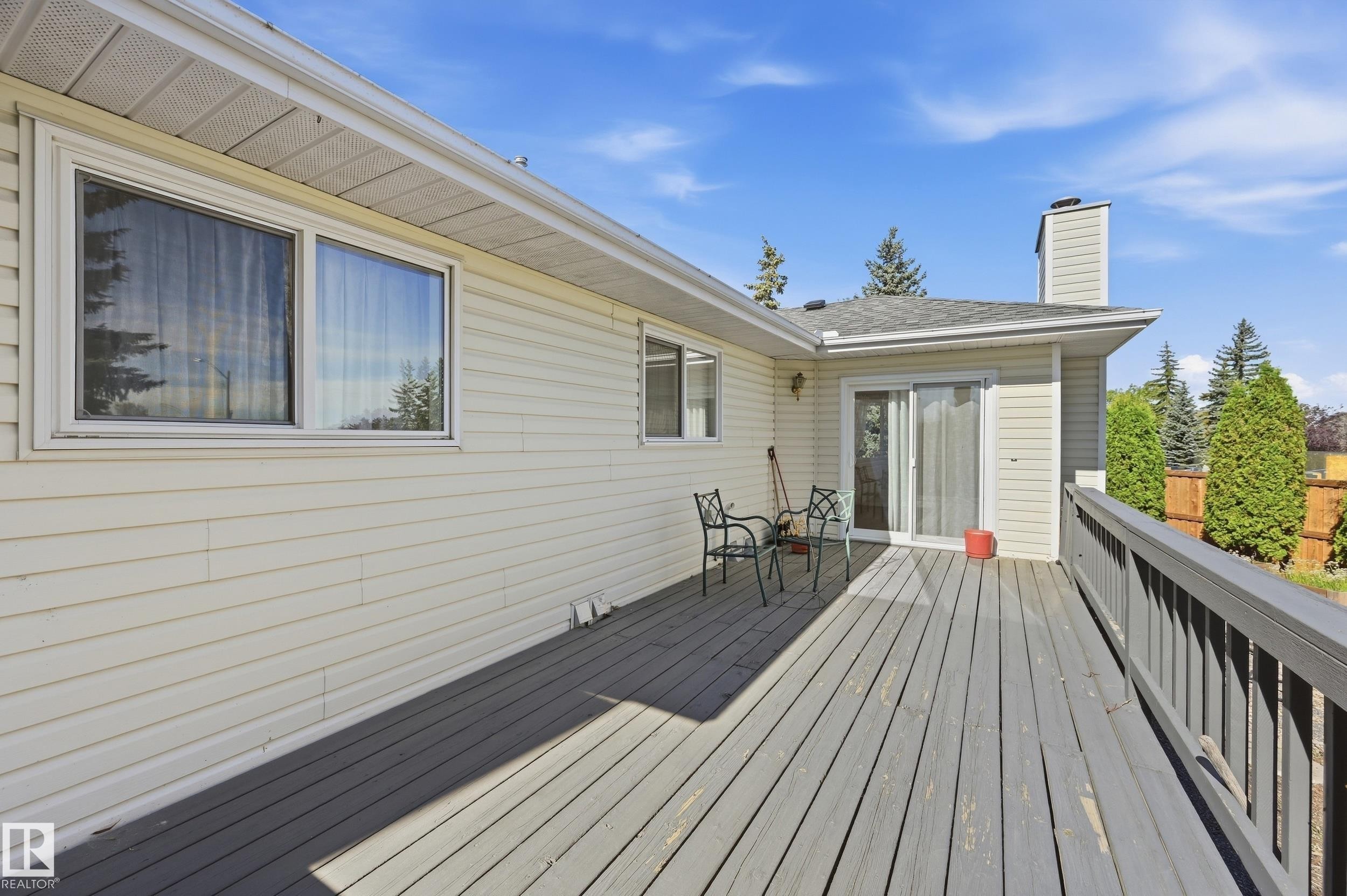 Spacious outdoor deck with a painted wood surface and perimeter railing - 11102 11A Avenue Nw, Edmonton, AB