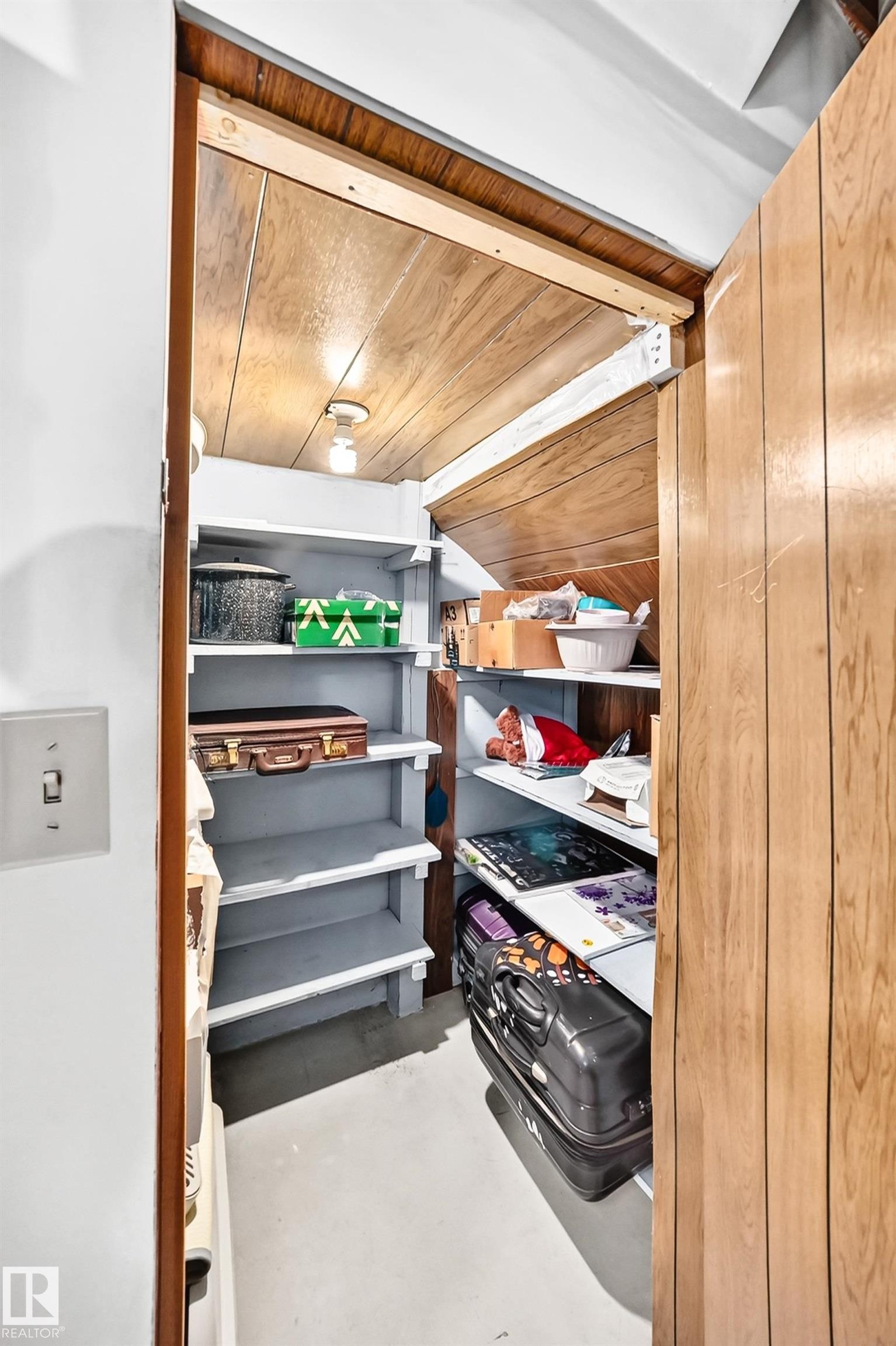 Built-in shelving for organized storage - 5620 93A Avenue Nw, Edmonton, AB