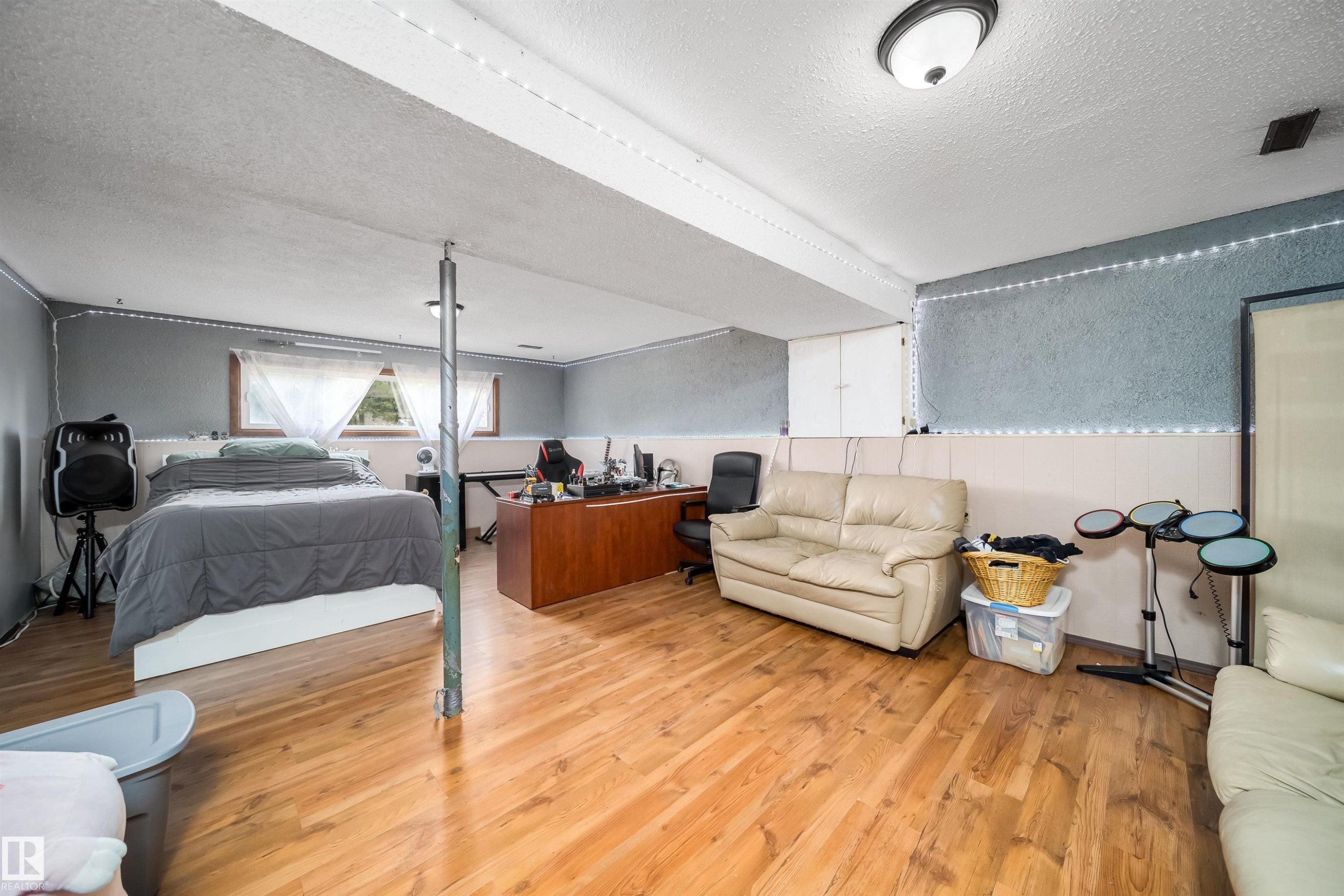 Wood-finish flooring with a neutral wall color - 4104 44 Street, Stony Plain, AB