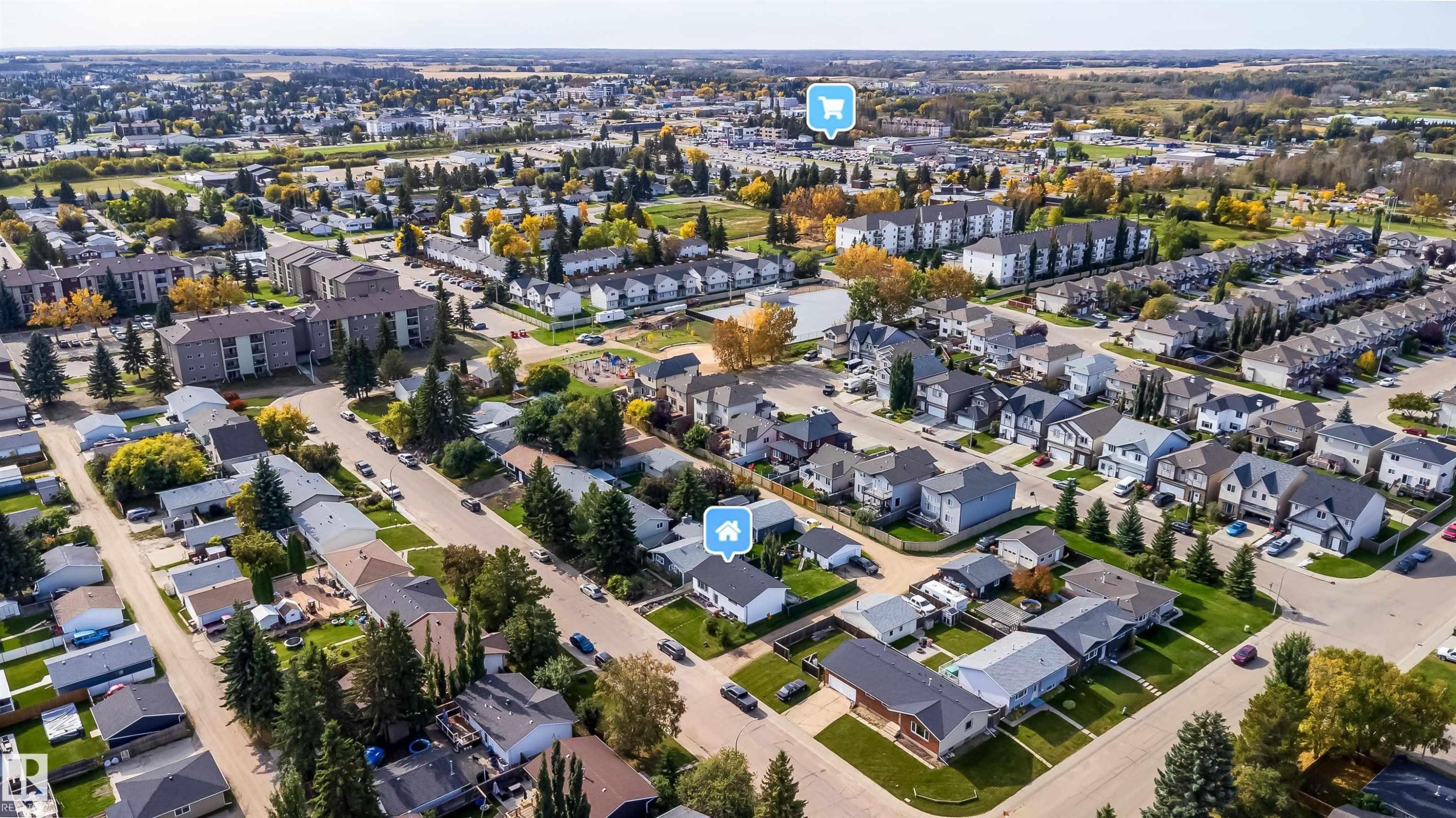 Residential neighborhood featuring detached homes, multi-family buildings, and mature landscaping - 4104 44 Street, Stony Plain, AB