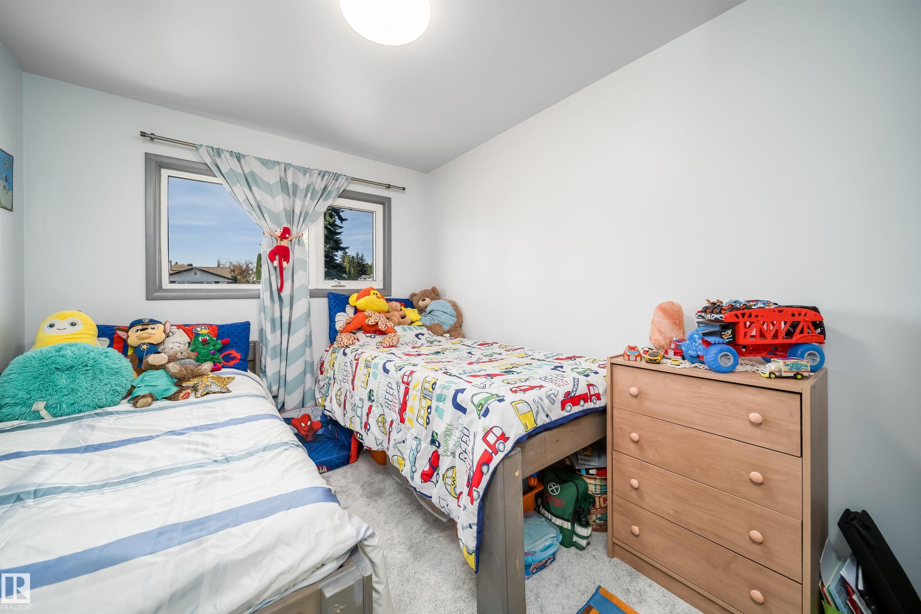 Neutral wall paint, window with gray trim, and a ceiling-mounted light fixture - 10245 160 Street Nw, Edmonton, AB