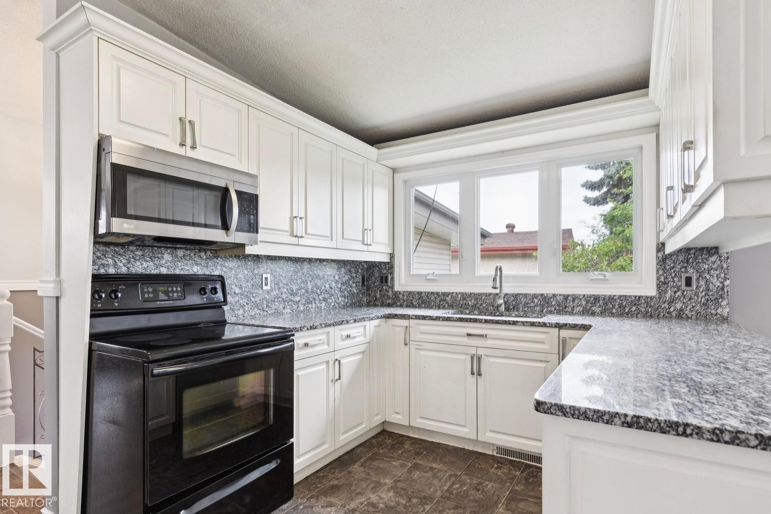 9312 151 Avenue Nw, Edmonton, AB