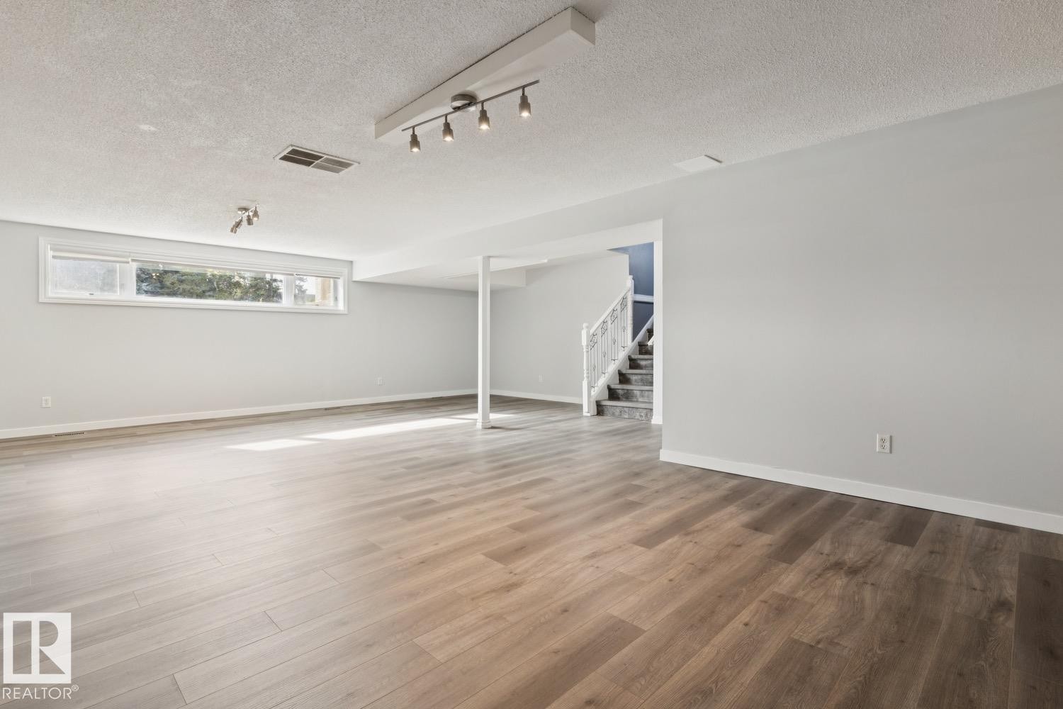 9312 151 Avenue Nw, Edmonton, AB