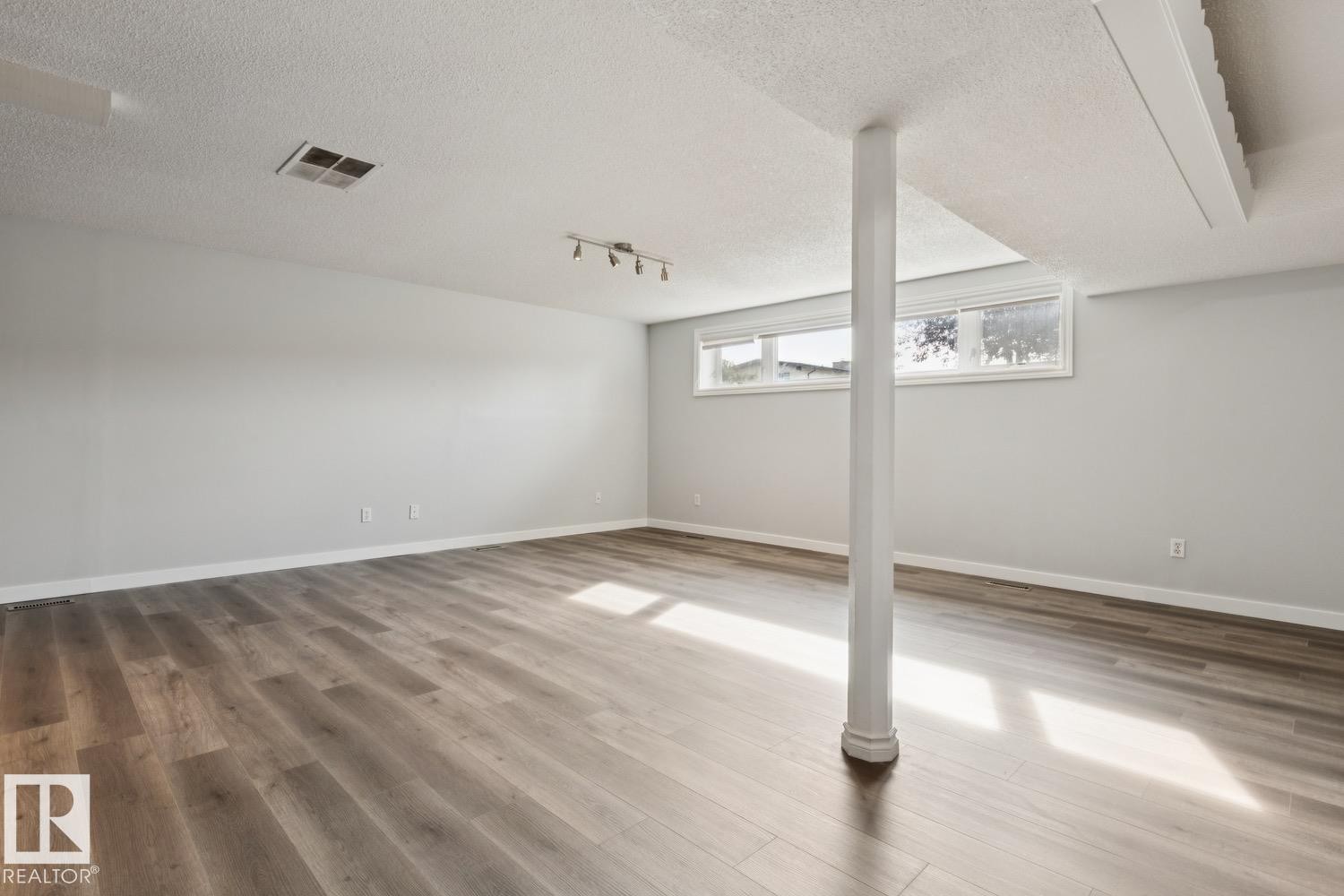9312 151 Avenue Nw, Edmonton, AB