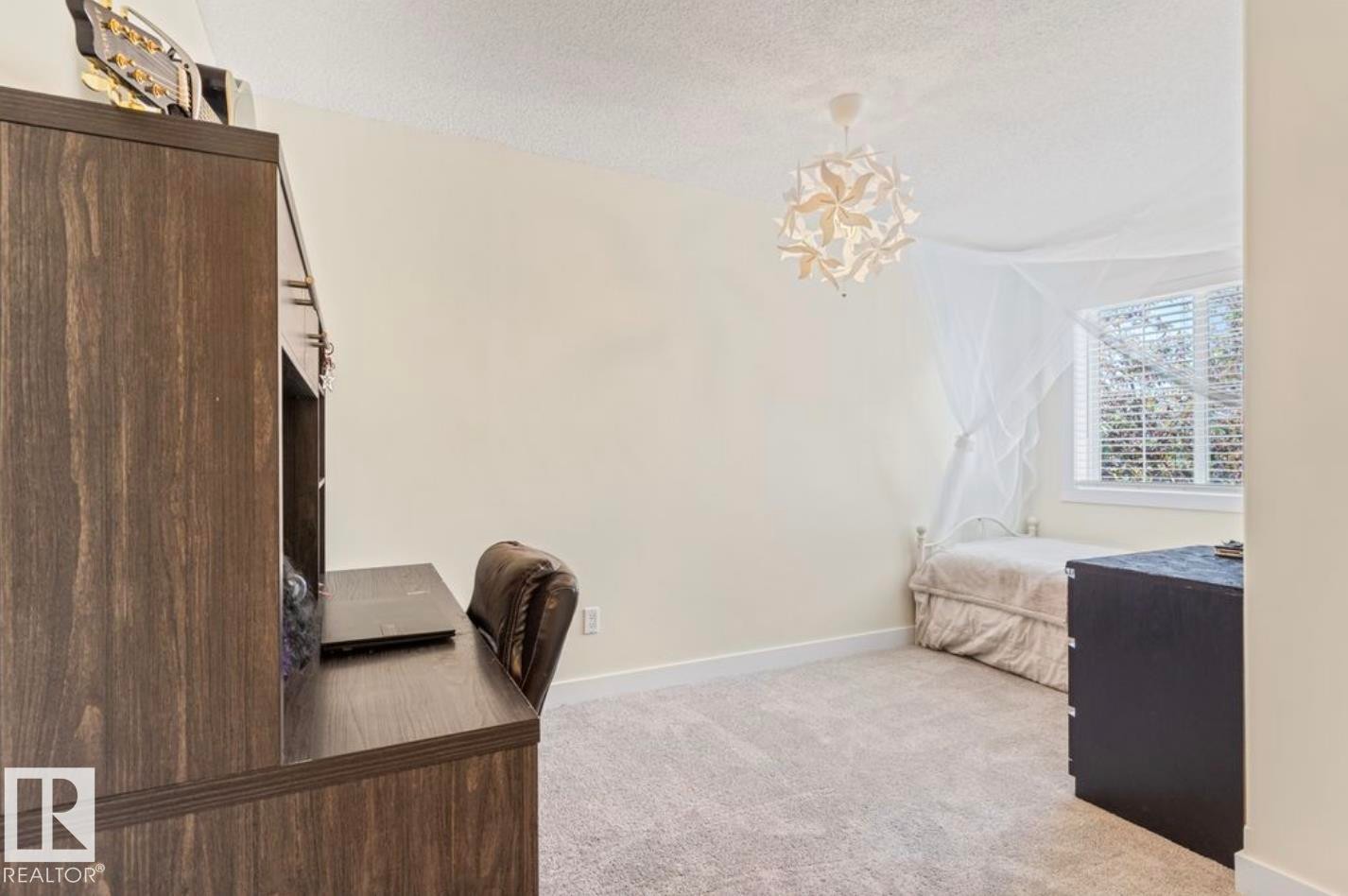 Neutral-toned walls complement the light gray carpet flooring - 1007 Macewan Close Sw, Edmonton, AB - Indoor