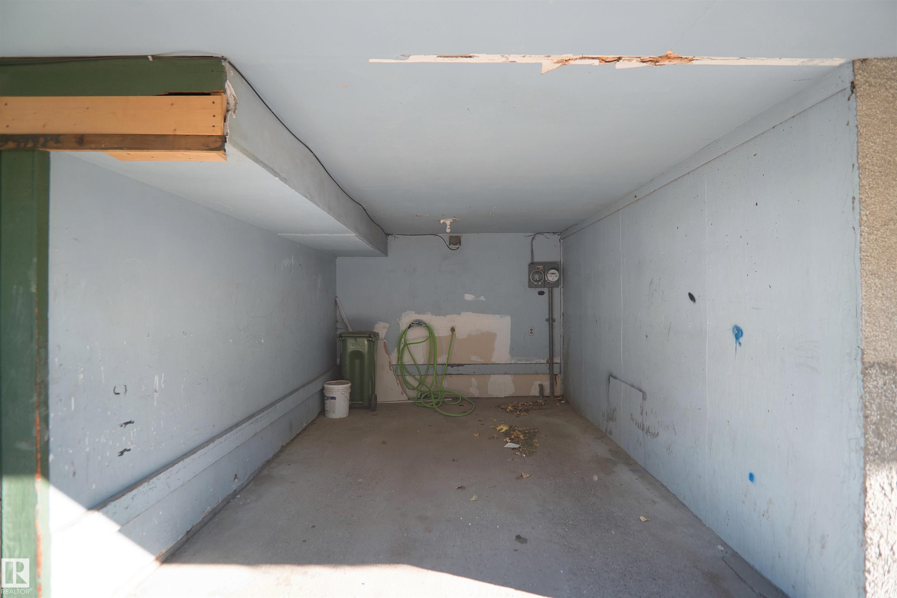 887 Abbottsfield Road Nw, Edmonton, AB - Indoor Photo Showing Garage