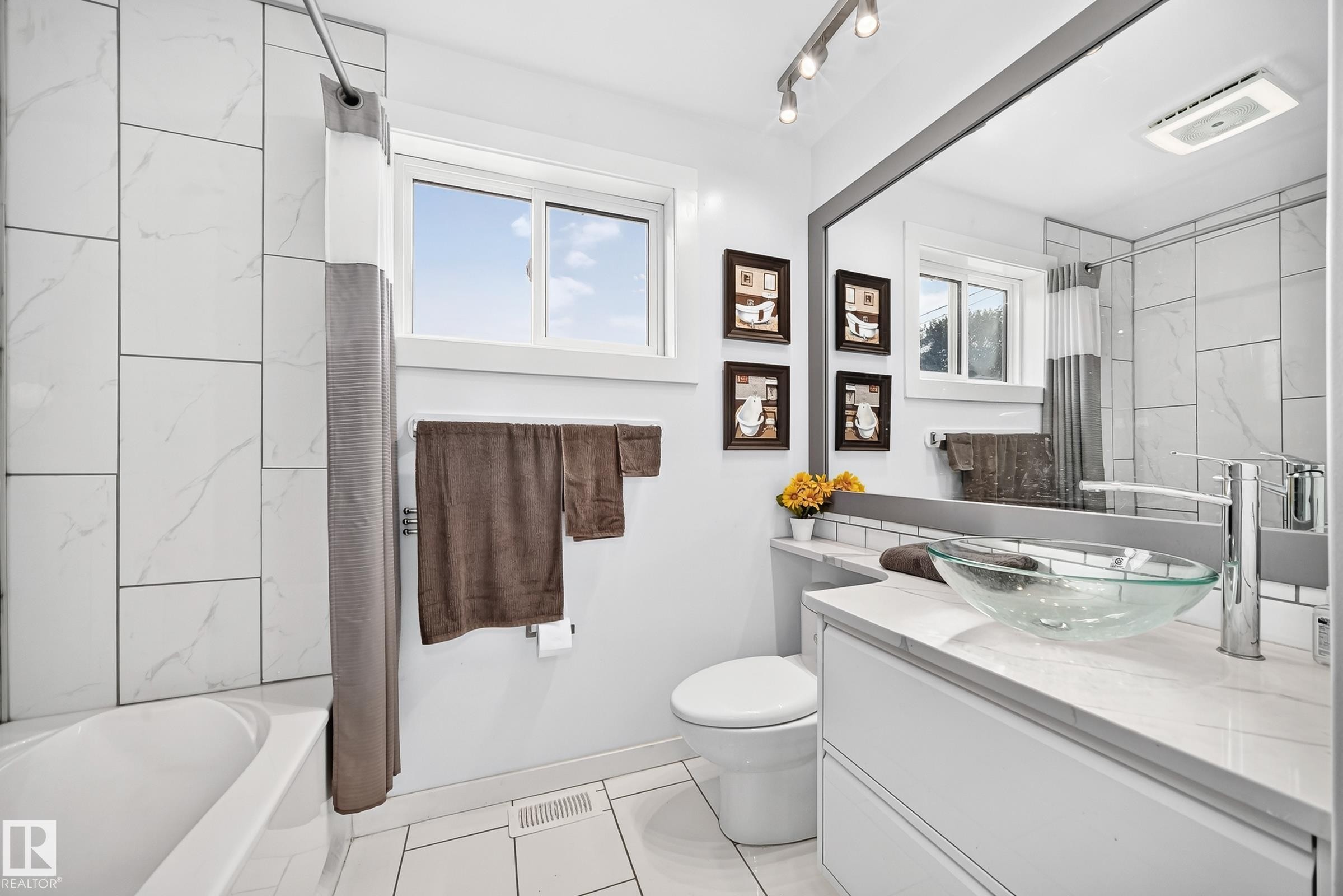 Full 4 Piece Bathroom - Garden Suite - 12045 64 Street Nw, Edmonton, AB