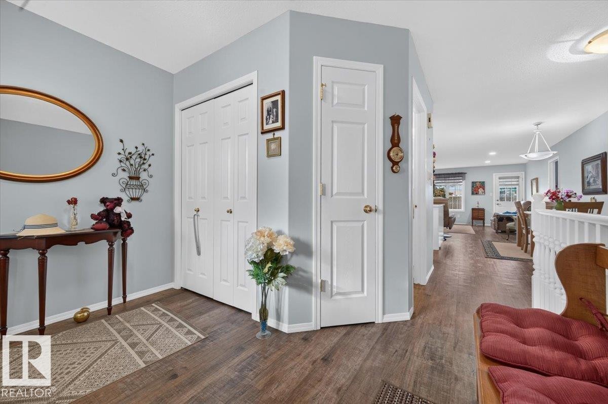 Entrance foyer - #125 4610 50 Ave, Stony Plain, AB