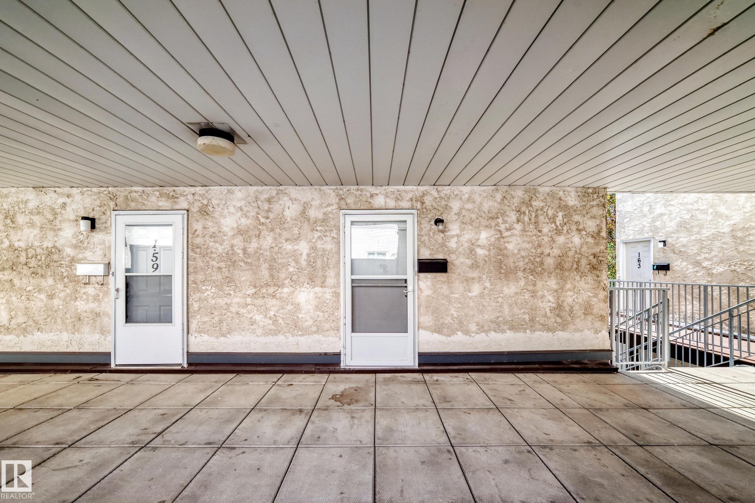 Covered entry with concrete flooring - 161 Lancaster Terrace Nw, Edmonton, AB