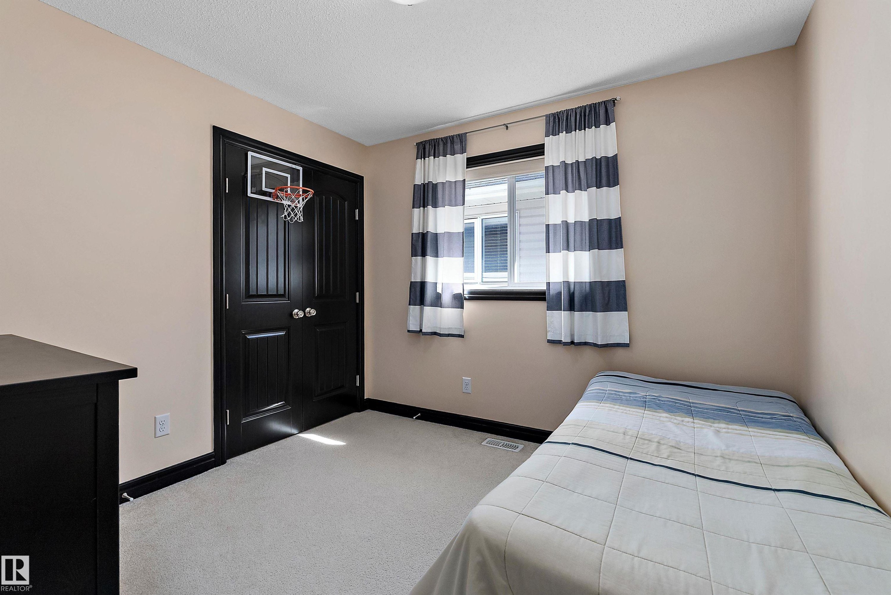 Neutral toned walls, light colored carpeting, and a window with trim - 11515 16 Avenue Sw, Edmonton, AB