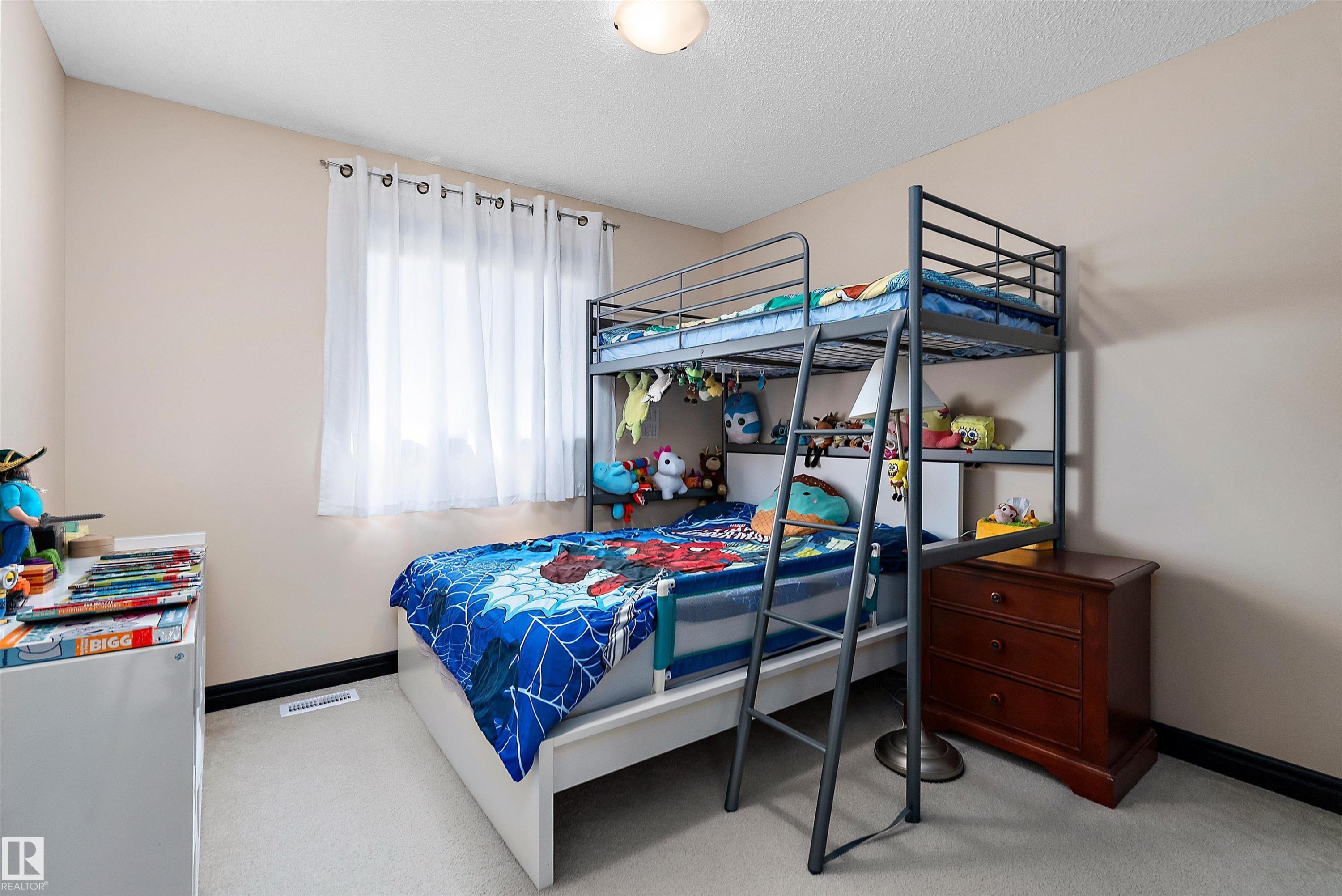 Neutral-toned walls complement plush carpeting - 11515 16 Avenue Sw, Edmonton, AB