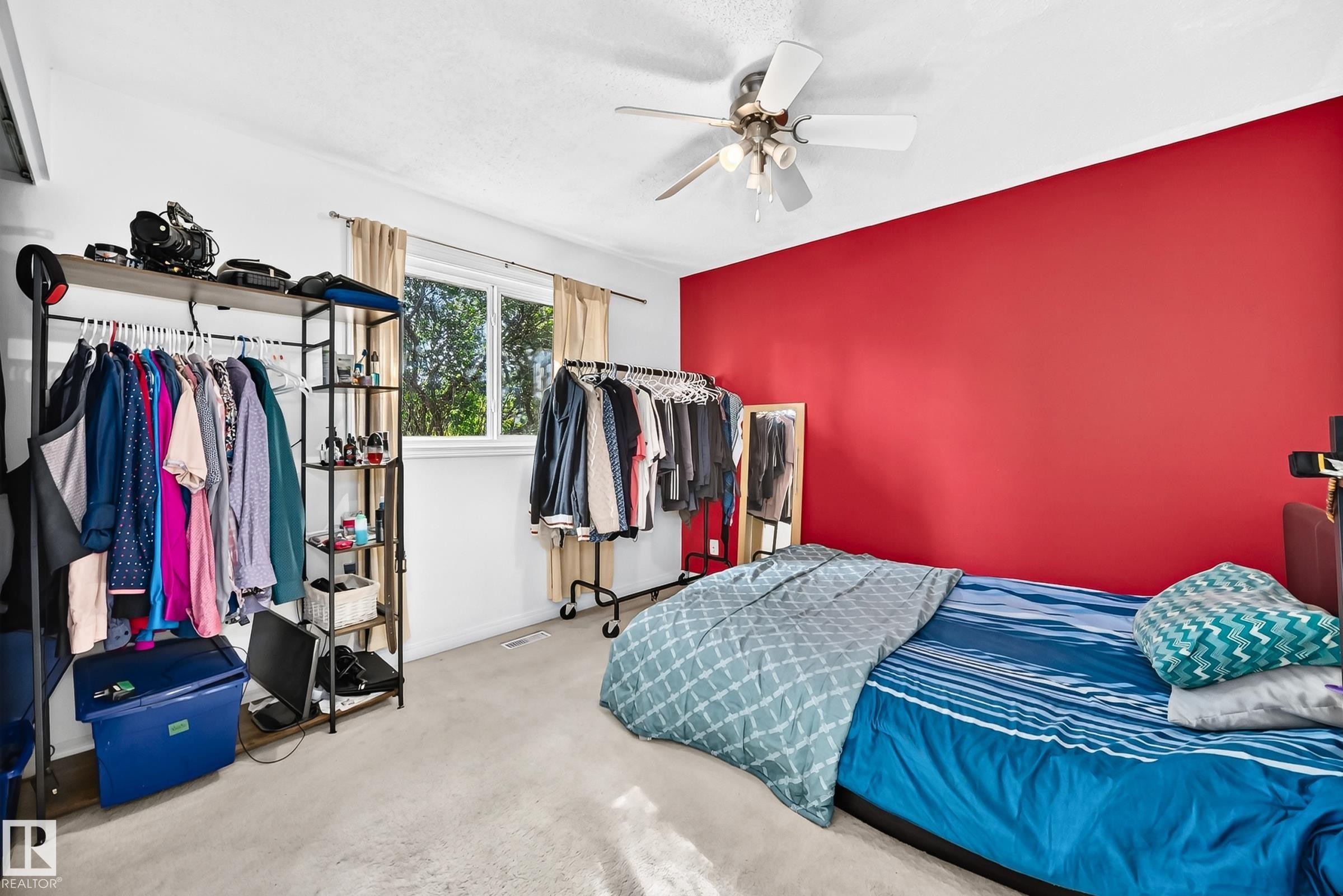 White textured ceiling with a central ceiling fan - 11007 173A Avenue Nw, Edmonton, AB