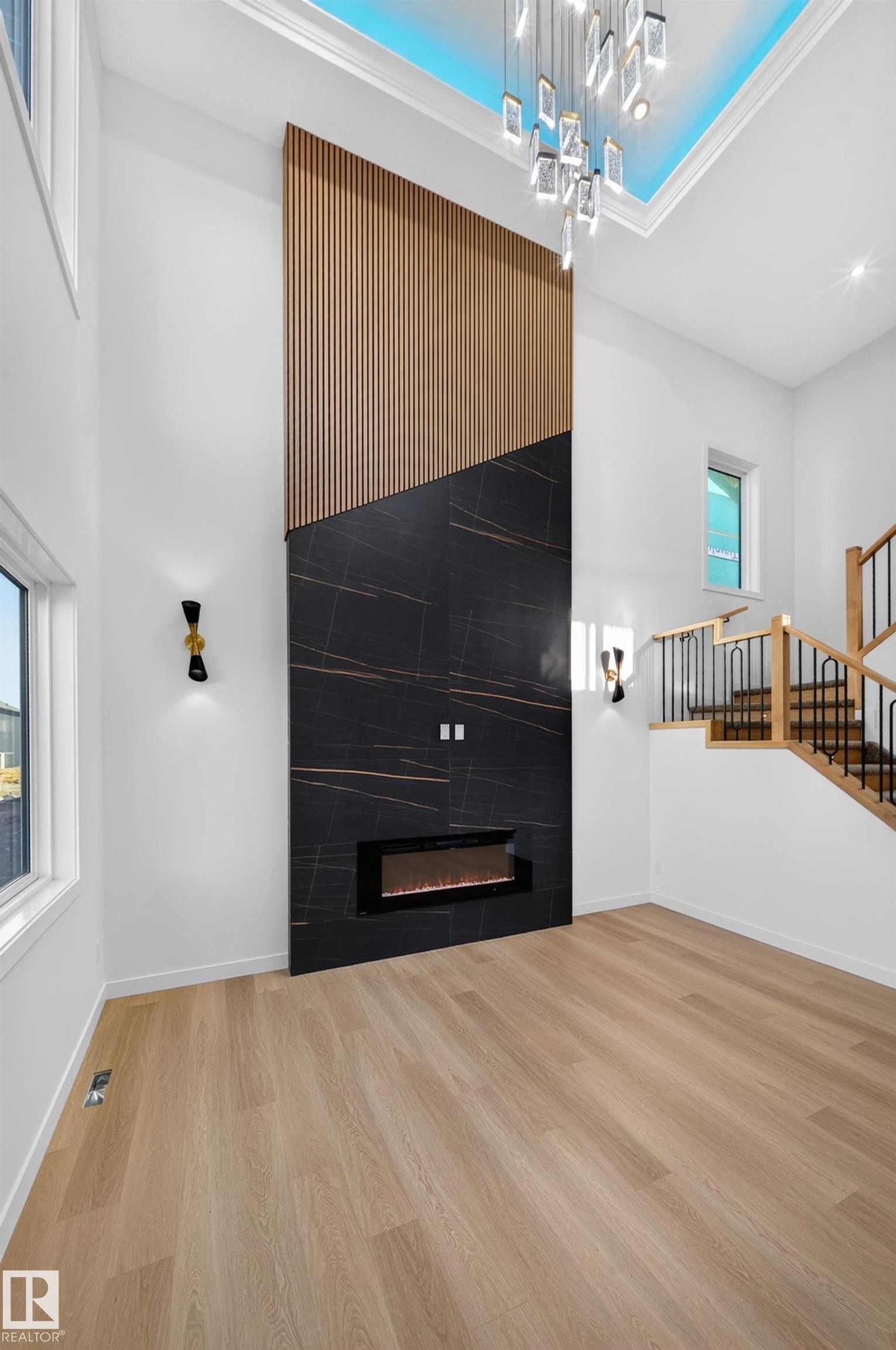 Soaring ceilings with a decorative light fixture and recessed lighting - 13024 186 Avene Nw, Edmonton, AB
