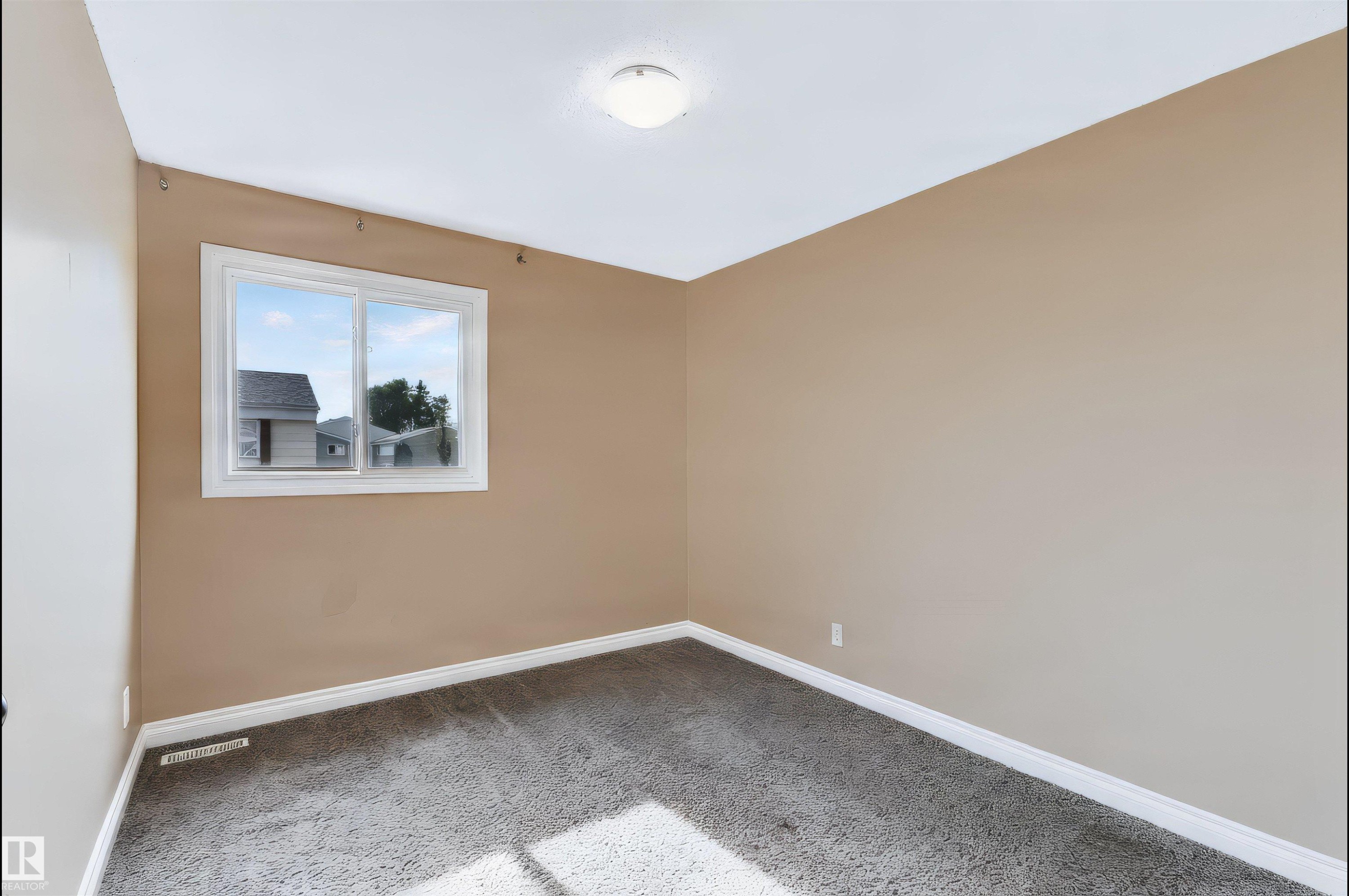 Neutral wall color, white trim, white ceiling, flush-mount ceiling light, and window with white frame - 155 Primrose Gardens Gardens Nw, Edmonton, AB