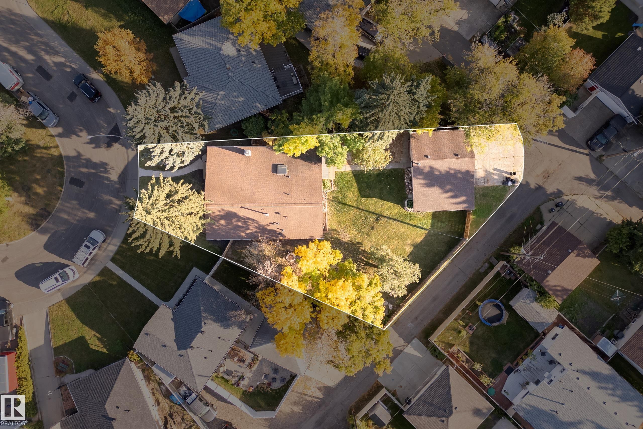 Expansive property with mature trees, a cul-de-sac street, and a secondary structure - 10316 42 Street Nw, Edmonton, AB