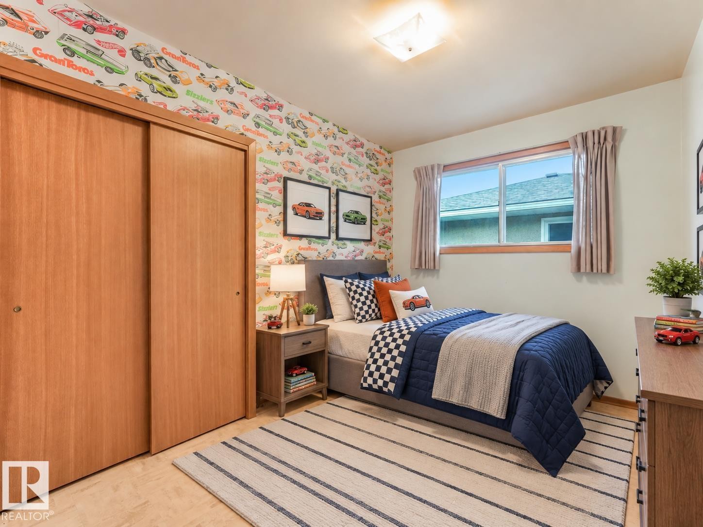 Recessed ceiling light, wood-finish sliding closet doors, built-in window, and a built-in light fixture - 5904 94 Avenue Nw, Edmonton, AB