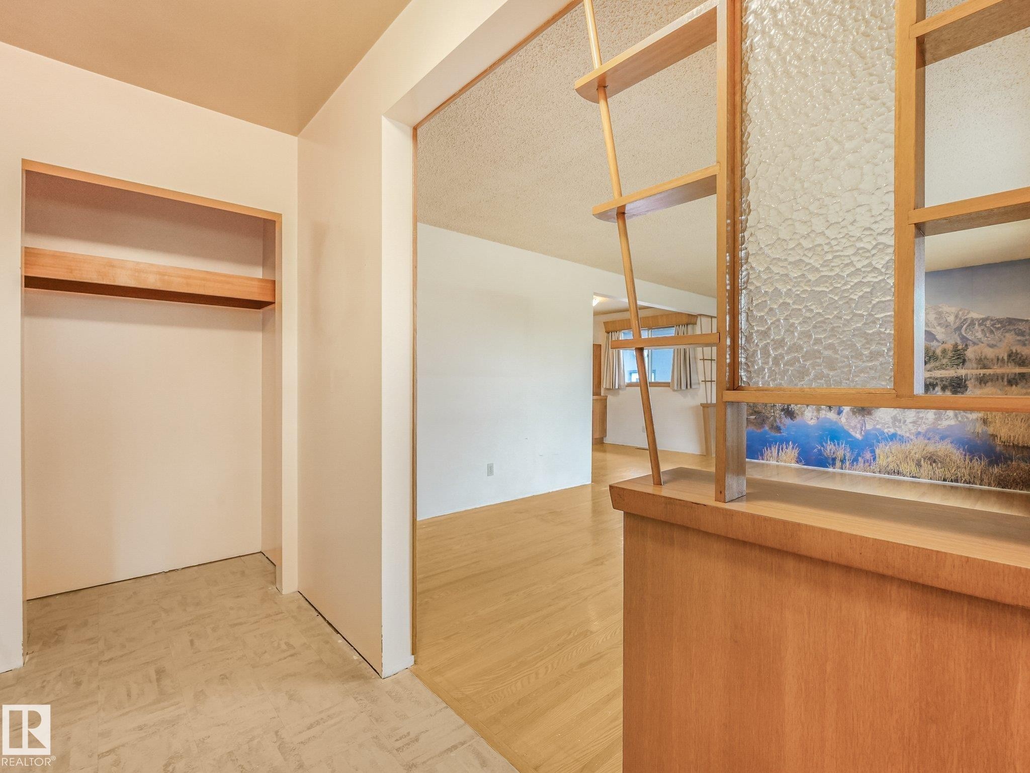 Built-in shelving with textured glass paneling - 5904 94 Avenue Nw, Edmonton, AB
