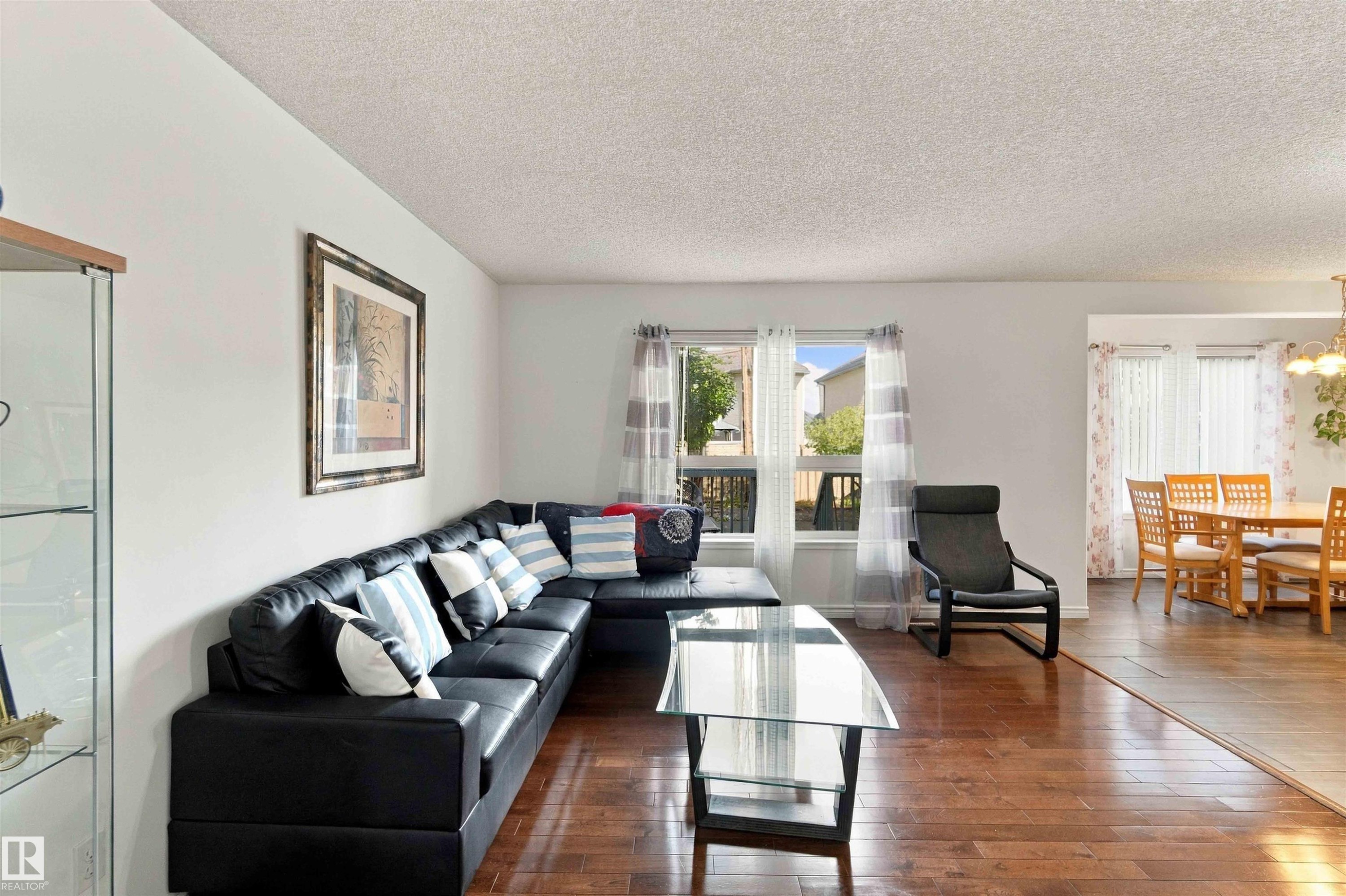 Hardwood flooring throughout, bright window, and an open-concept layout - 3524 Mclean Crescent Sw, Edmonton, AB