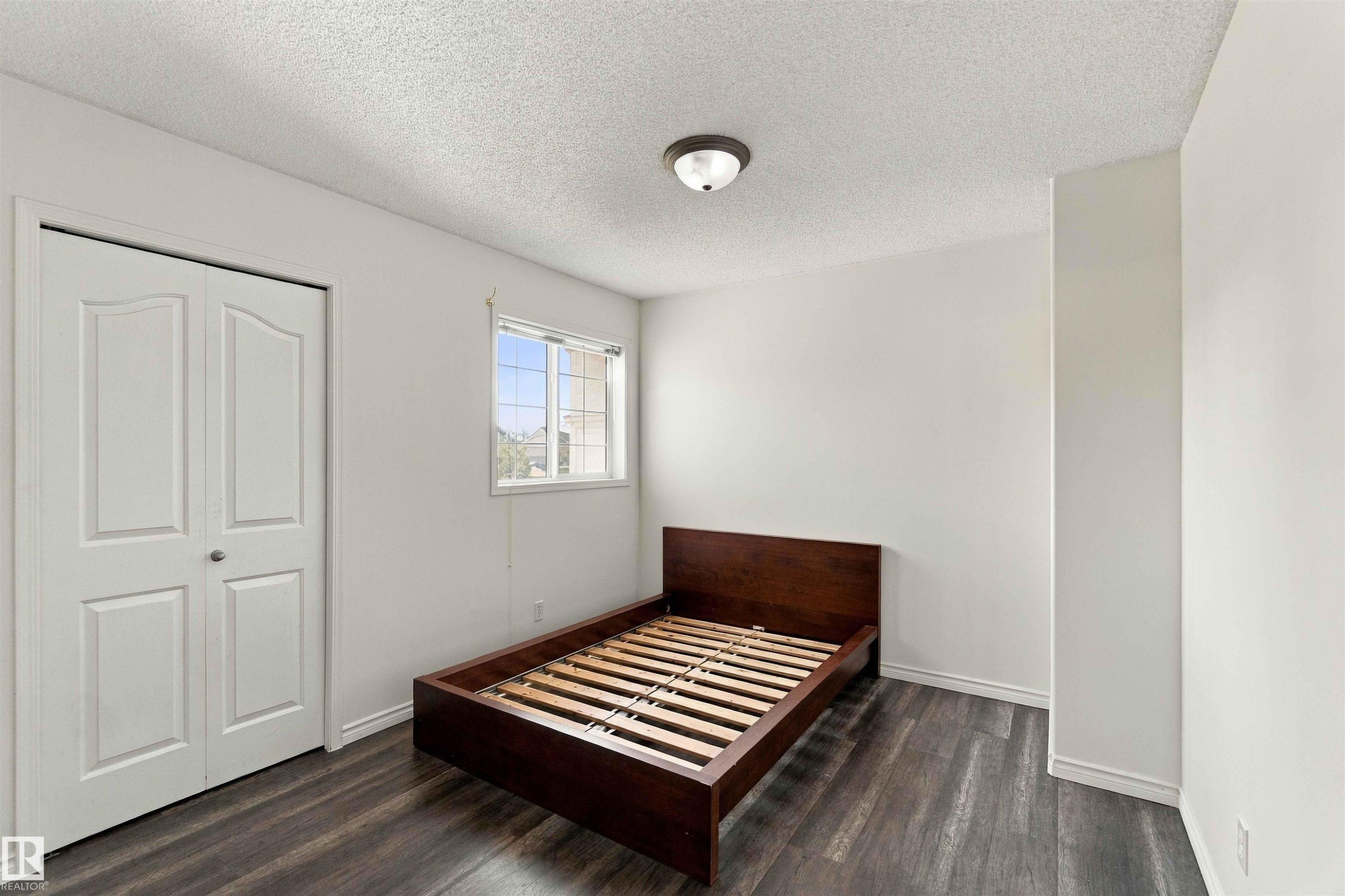 Recessed window, wood-finish flooring, white walls, and a ceiling-mounted light fixture - 3524 Mclean Crescent Sw, Edmonton, AB