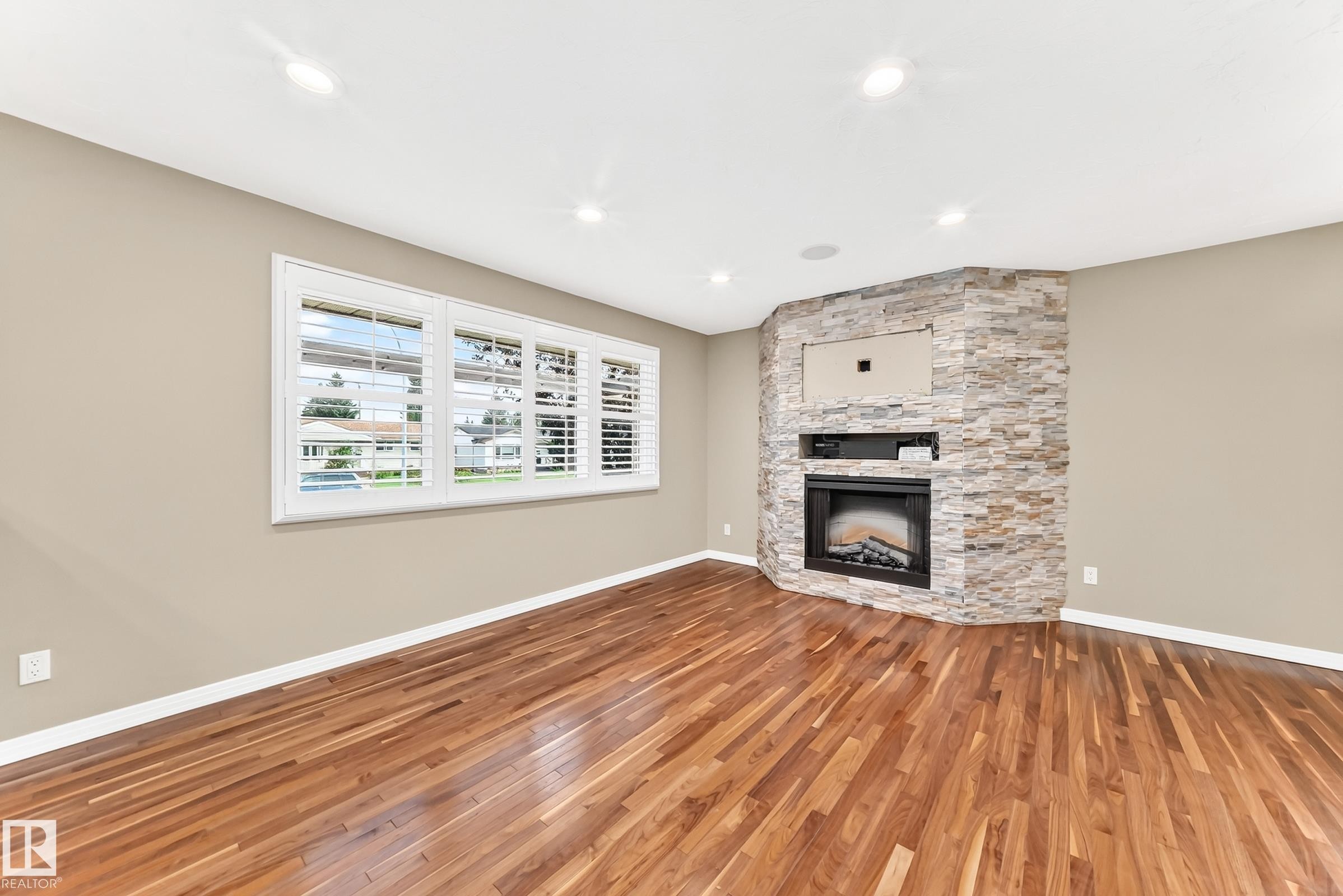 6307 92A Avenue Nw, Edmonton, AB