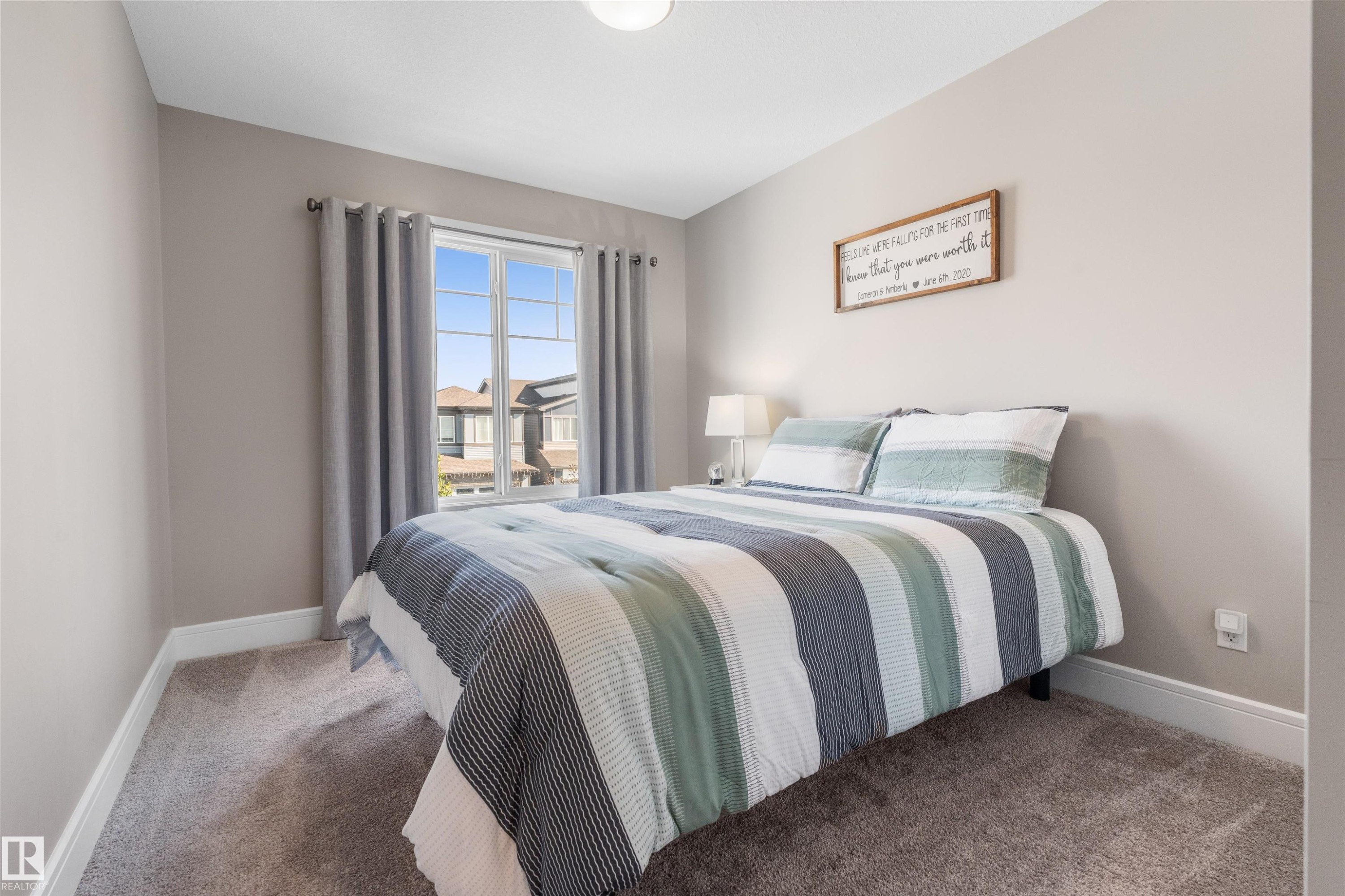 Neutral-toned walls complement plush carpeting - 3334 Parker Loop Sw, Edmonton, AB