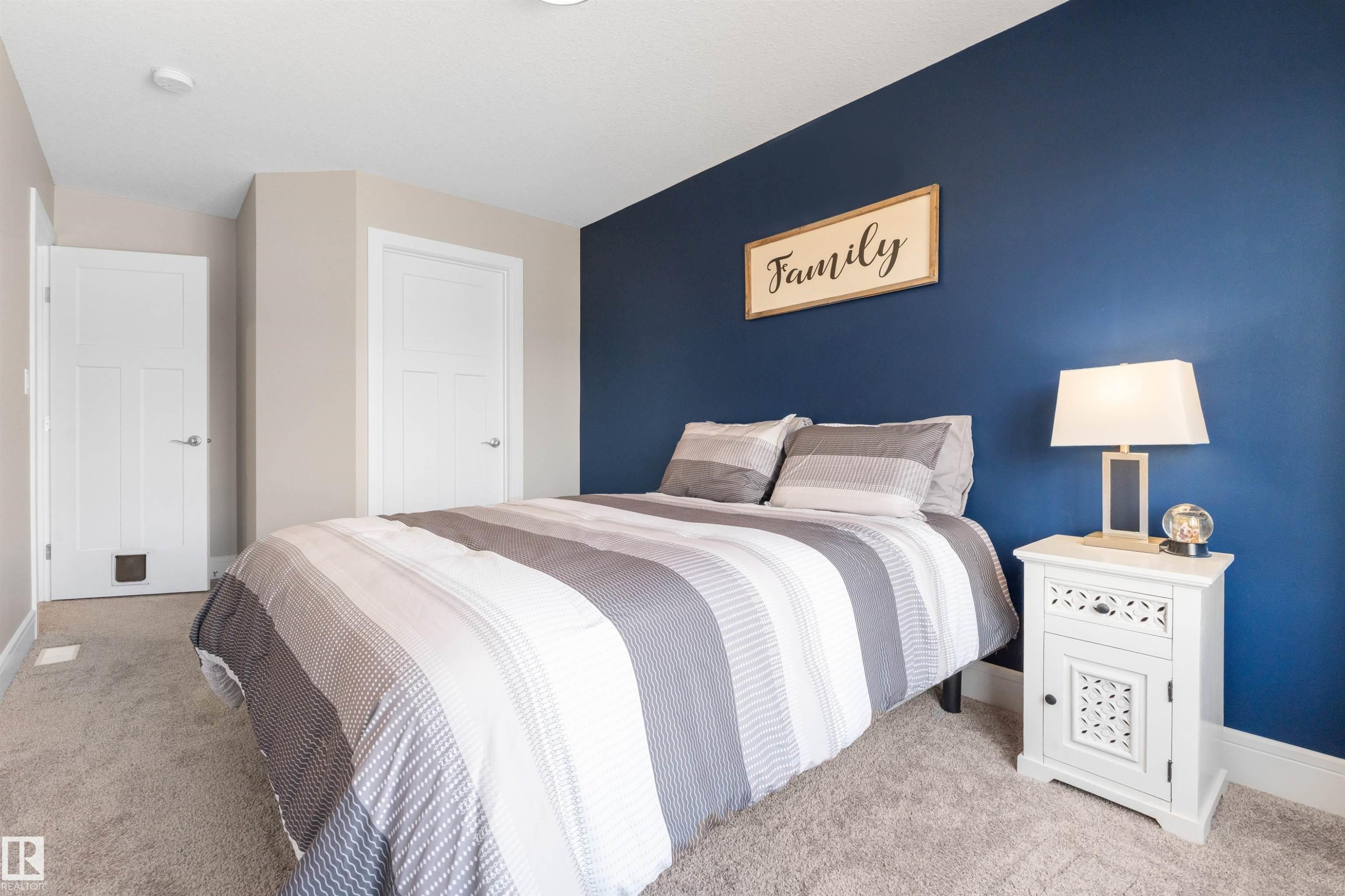Plush carpeting, recessed lighting, and a painted accent wall - 3334 Parker Loop Sw, Edmonton, AB