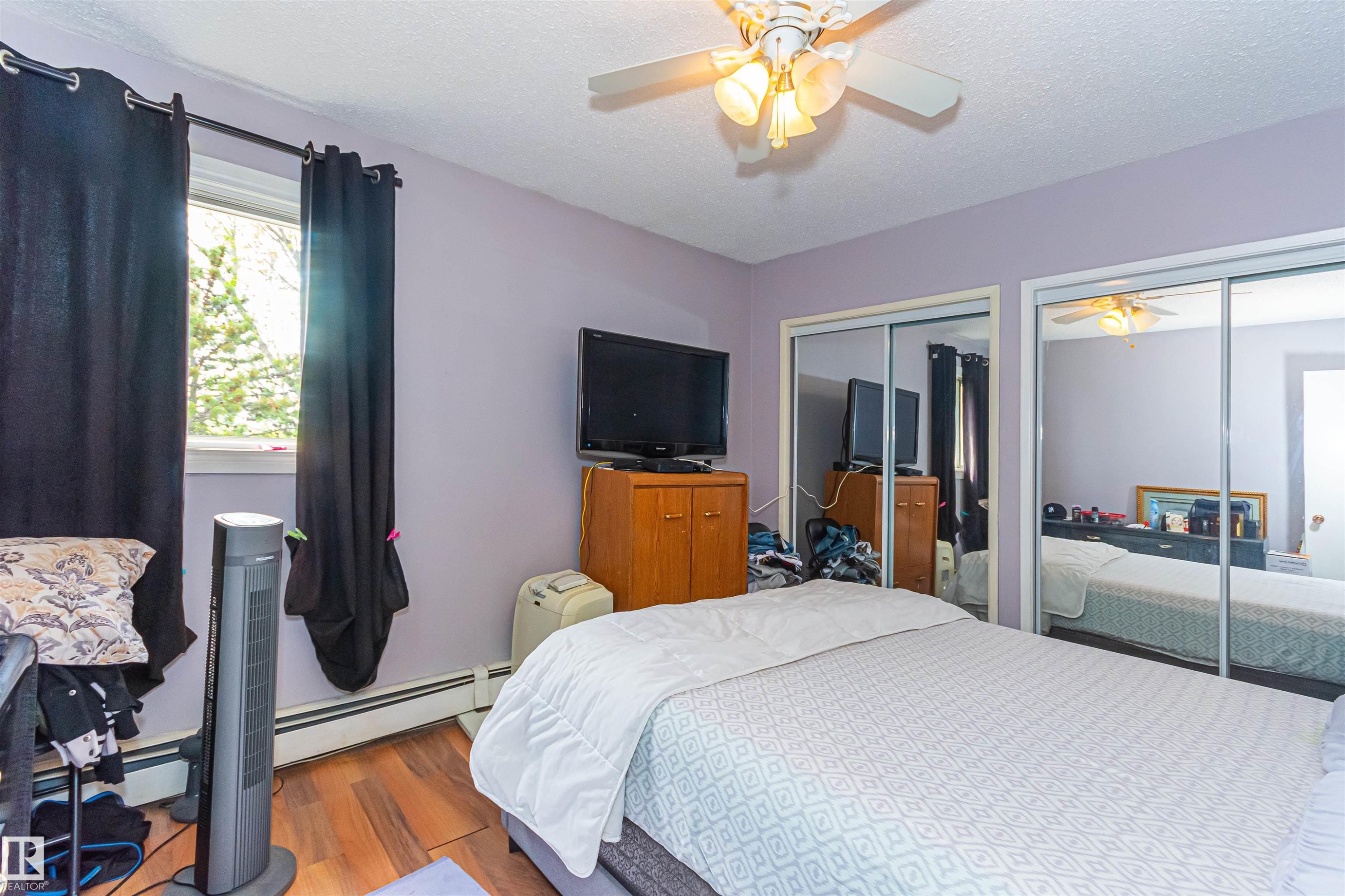 Recessed window, ceiling fan, mirrored closet doors, and wood-finish flooring - #6 3819 76 St Nw, Edmonton, AB