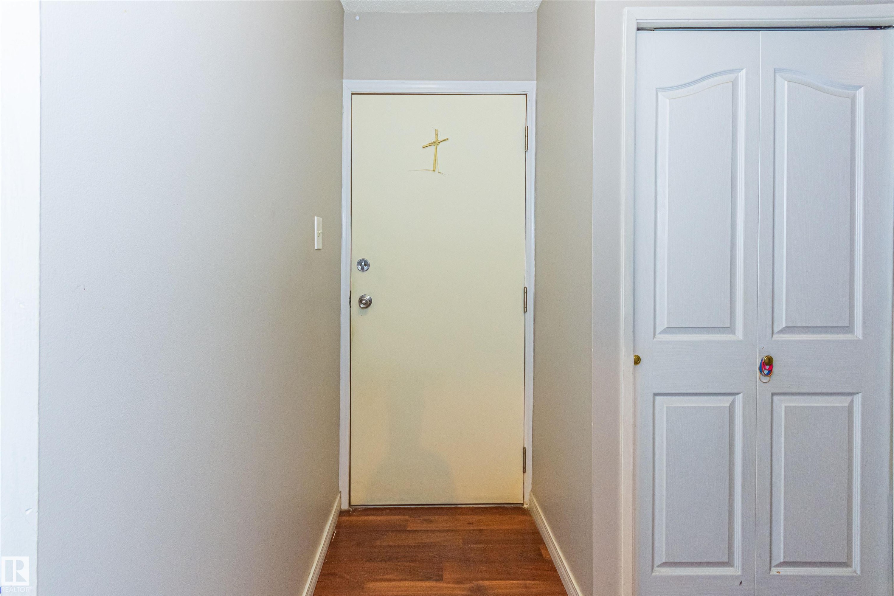 Wood-finish flooring with a light wall color - #6 3819 76 St Nw, Edmonton, AB