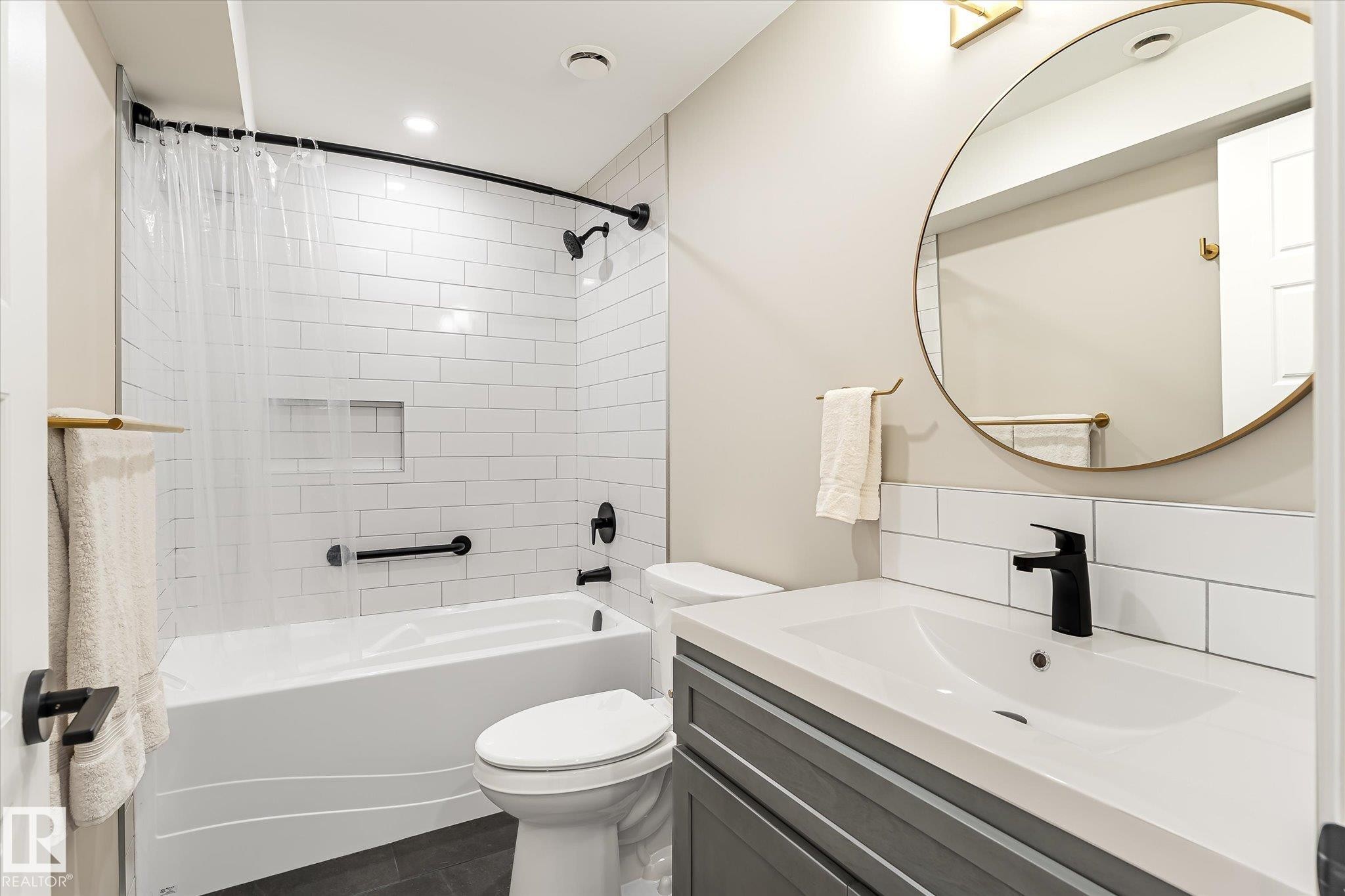 White subway tile shower surround with integrated niche - 21935 91 Avenue Nw, Edmonton, AB