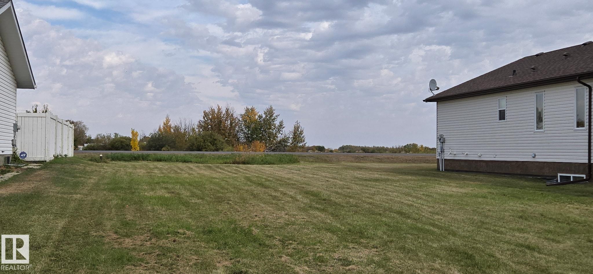 Expansive open yard space with a distant treeline - 4510 60, Vegreville, AB